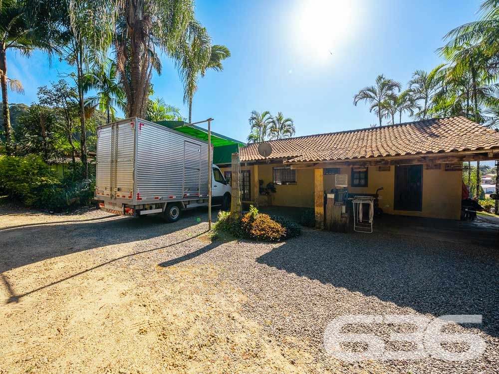 OPORTUNIDADE DE TERRENO À VENDA NO CENTRO DE PIRABEIRABA - ESTUDA PERMUTA POR ÁREA CONSTRUIDA
Descubra esta ótima oportunidade! Terreno excepcionalmente amplo, com 1.324,39m² de área total e 30 metros de abertura. Localizado no centro de Pirabeiraba, em Joinville, este lote é perfeito para realizar seus sonhos e investimentos.
Com um declive suave, o terreno oferece um cenário perfeito para criar um projeto único e personalizado. Deixe sua imaginação fluir e construa a casa ou empreendimento dos seus sonhos neste espaço generoso.
A localização privilegiada proporciona fácil acesso a todas as comodidades que você precisa, incluindo o Posto Rudnick, supermercados, escolas, lojas comerciais e muito mais. Desfrute da conveniência de ter tudo ao seu alcance, enquanto desfruta da tranquilidade de um ambiente residencial.
Este terreno é uma oportunidade imperdível para aqueles que desejam investir em um local estratégico e promissor. Seja para construir sua residência ou para fins comerciais, as possibilidades são infinitas.
Não perca tempo! Agende agora mesmo uma visita e descubra o potencial deste terreno incrível. Seu futuro começa aqui!
Fale conosco e saiba mais:
Telefone: (47) 3451-0636
WhatsApp: (47) 99190-0636
Imobiliária 636.