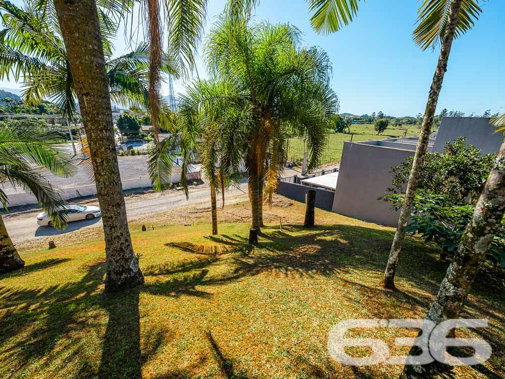 OPORTUNIDADE DE TERRENO À VENDA NO CENTRO DE PIRABEIRABA - ESTUDA PERMUTA POR ÁREA CONSTRUIDA
Descubra esta ótima oportunidade! Terreno excepcionalmente amplo, com 1.324,39m² de área total e 30 metros de abertura. Localizado no centro de Pirabeiraba, em Joinville, este lote é perfeito para realizar seus sonhos e investimentos.
Com um declive suave, o terreno oferece um cenário perfeito para criar um projeto único e personalizado. Deixe sua imaginação fluir e construa a casa ou empreendimento dos seus sonhos neste espaço generoso.
A localização privilegiada proporciona fácil acesso a todas as comodidades que você precisa, incluindo o Posto Rudnick, supermercados, escolas, lojas comerciais e muito mais. Desfrute da conveniência de ter tudo ao seu alcance, enquanto desfruta da tranquilidade de um ambiente residencial.
Este terreno é uma oportunidade imperdível para aqueles que desejam investir em um local estratégico e promissor. Seja para construir sua residência ou para fins comerciais, as possibilidades são infinitas.
Não perca tempo! Agende agora mesmo uma visita e descubra o potencial deste terreno incrível. Seu futuro começa aqui!
Fale conosco e saiba mais:
Telefone: (47) 3451-0636
WhatsApp: (47) 99190-0636
Imobiliária 636.