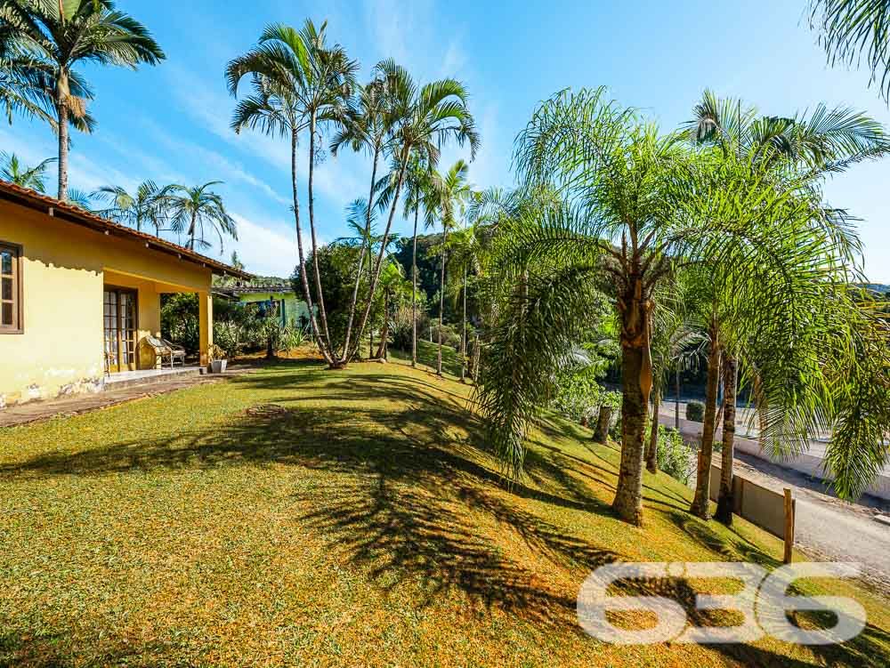 OPORTUNIDADE DE TERRENO À VENDA NO CENTRO DE PIRABEIRABA - ESTUDA PERMUTA POR ÁREA CONSTRUIDA
Descubra esta ótima oportunidade! Terreno excepcionalmente amplo, com 1.324,39m² de área total e 30 metros de abertura. Localizado no centro de Pirabeiraba, em Joinville, este lote é perfeito para realizar seus sonhos e investimentos.
Com um declive suave, o terreno oferece um cenário perfeito para criar um projeto único e personalizado. Deixe sua imaginação fluir e construa a casa ou empreendimento dos seus sonhos neste espaço generoso.
A localização privilegiada proporciona fácil acesso a todas as comodidades que você precisa, incluindo o Posto Rudnick, supermercados, escolas, lojas comerciais e muito mais. Desfrute da conveniência de ter tudo ao seu alcance, enquanto desfruta da tranquilidade de um ambiente residencial.
Este terreno é uma oportunidade imperdível para aqueles que desejam investir em um local estratégico e promissor. Seja para construir sua residência ou para fins comerciais, as possibilidades são infinitas.
Não perca tempo! Agende agora mesmo uma visita e descubra o potencial deste terreno incrível. Seu futuro começa aqui!
Fale conosco e saiba mais:
Telefone: (47) 3451-0636
WhatsApp: (47) 99190-0636
Imobiliária 636.