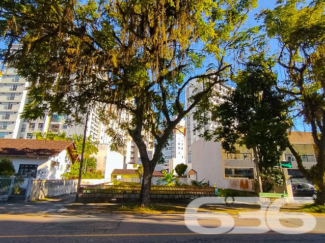 VENDE-SE TERRENO EM EXCELENTE LOCALIZAÇÃO NO BAIRRO SAGUAÇU
Descubra o terreno dos seus sonhos no melhor lugar do Bairro Saguaçu! Esta é a oportunidade que você estava esperando para construir a sua residência dos sonhos ou investir em um empreendimento de sucesso.
Localizado na prestigiada rua Dona Francisca, a apenas 150 metros do renomado colégio Bom Jesus, este terreno possui uma localização privilegiada e estratégica. Imagine ter todas as conveniências e facilidades ao seu alcance, em um dos melhores bairros de Joinville.
Com uma generosa metragem de frente de 15 metros, este terreno possui uma área total de 502,50m², garantindo espaço suficiente para construir a casa dos seus sonhos, com um belo jardim, área de lazer e todo o conforto que você e sua família merecem.
Além disso, o terreno é plano e regular, facilitando o processo de construção e garantindo um aproveitamento máximo do espaço.
Não deixe escapar essa oportunidade única! Entre em contato conosco agora mesmo e garanta esse terreno excepcional.
Fale conosco e saiba mais:
Telefone: (47) 3451-0636
WhatsApp: (47) 99190-0636
Imobiliária 636.