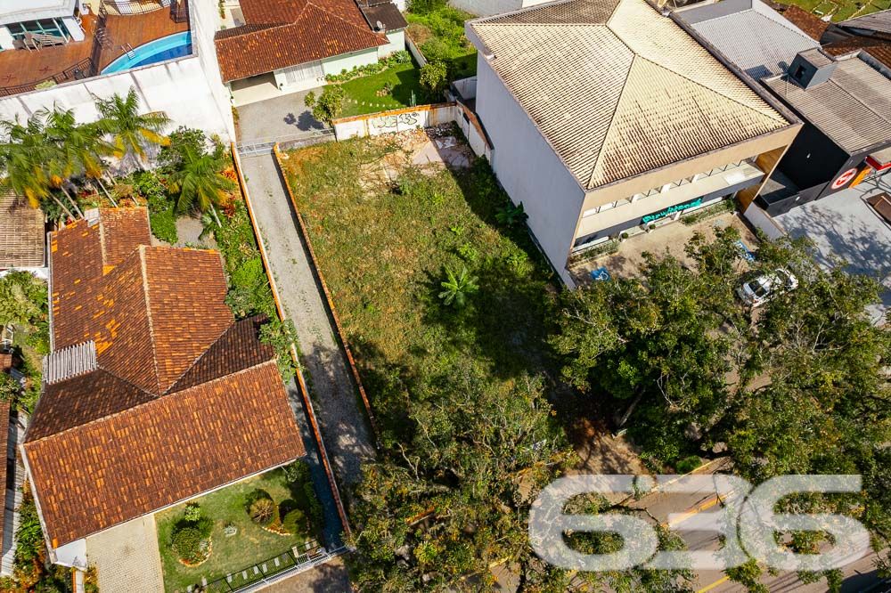 VENDE-SE TERRENO EM EXCELENTE LOCALIZAÇÃO NO BAIRRO SAGUAÇU
Descubra o terreno dos seus sonhos no melhor lugar do Bairro Saguaçu! Esta é a oportunidade que você estava esperando para construir a sua residência dos sonhos ou investir em um empreendimento de sucesso.
Localizado na prestigiada rua Dona Francisca, a apenas 150 metros do renomado colégio Bom Jesus, este terreno possui uma localização privilegiada e estratégica. Imagine ter todas as conveniências e facilidades ao seu alcance, em um dos melhores bairros de Joinville.
Com uma generosa metragem de frente de 15 metros, este terreno possui uma área total de 502,50m², garantindo espaço suficiente para construir a casa dos seus sonhos, com um belo jardim, área de lazer e todo o conforto que você e sua família merecem.
Além disso, o terreno é plano e regular, facilitando o processo de construção e garantindo um aproveitamento máximo do espaço.
Não deixe escapar essa oportunidade única! Entre em contato conosco agora mesmo e garanta esse terreno excepcional.
Fale conosco e saiba mais:
Telefone: (47) 3451-0636
WhatsApp: (47) 99190-0636
Imobiliária 636.