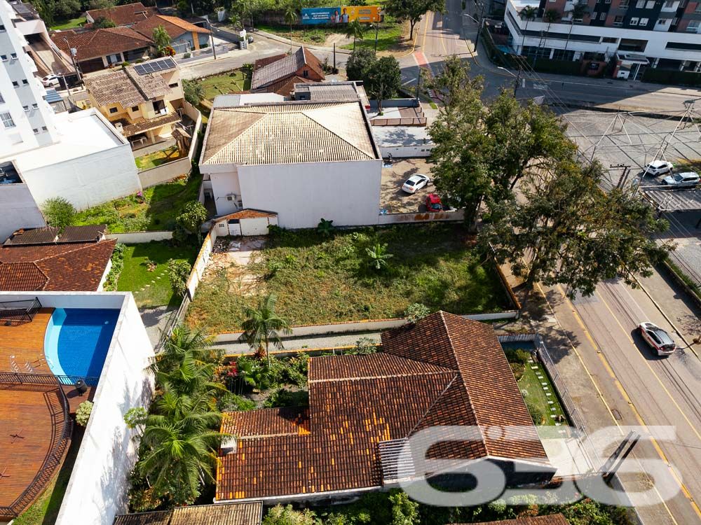 VENDE-SE TERRENO EM EXCELENTE LOCALIZAÇÃO NO BAIRRO SAGUAÇU
Descubra o terreno dos seus sonhos no melhor lugar do Bairro Saguaçu! Esta é a oportunidade que você estava esperando para construir a sua residência dos sonhos ou investir em um empreendimento de sucesso.
Localizado na prestigiada rua Dona Francisca, a apenas 150 metros do renomado colégio Bom Jesus, este terreno possui uma localização privilegiada e estratégica. Imagine ter todas as conveniências e facilidades ao seu alcance, em um dos melhores bairros de Joinville.
Com uma generosa metragem de frente de 15 metros, este terreno possui uma área total de 502,50m², garantindo espaço suficiente para construir a casa dos seus sonhos, com um belo jardim, área de lazer e todo o conforto que você e sua família merecem.
Além disso, o terreno é plano e regular, facilitando o processo de construção e garantindo um aproveitamento máximo do espaço.
Não deixe escapar essa oportunidade única! Entre em contato conosco agora mesmo e garanta esse terreno excepcional.
Fale conosco e saiba mais:
Telefone: (47) 3451-0636
WhatsApp: (47) 99190-0636
Imobiliária 636.