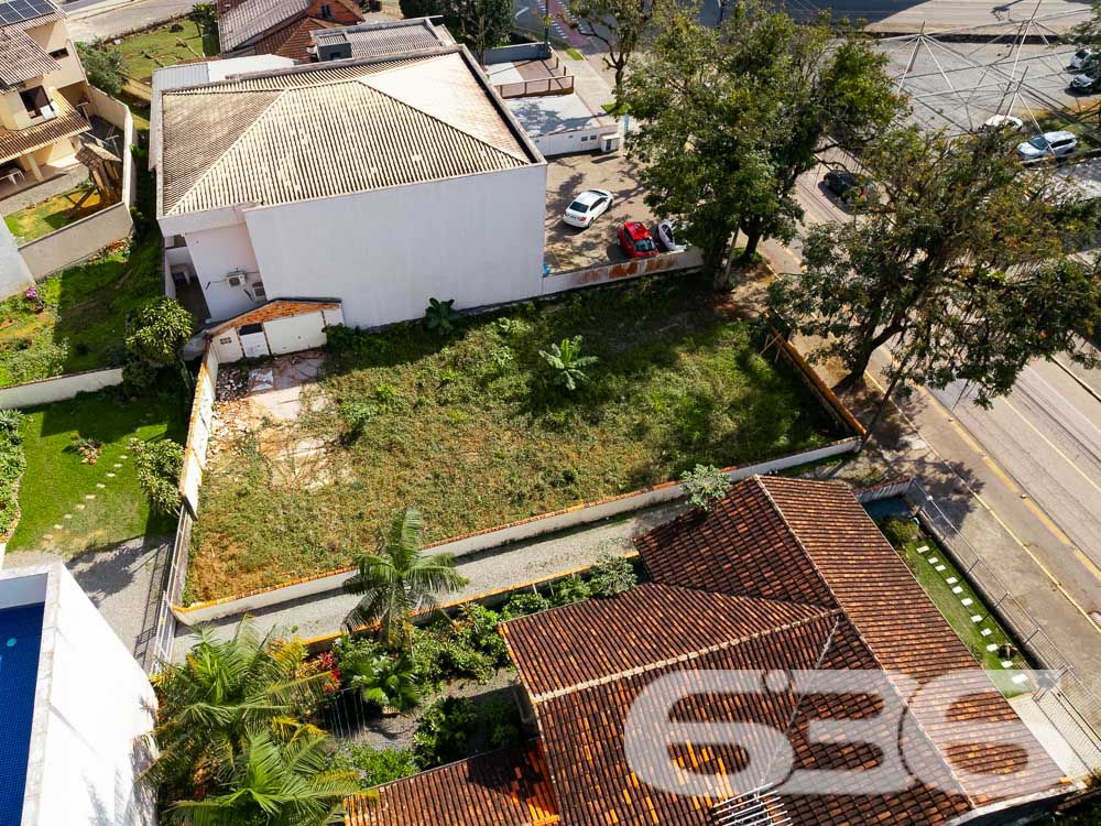 VENDE-SE TERRENO EM EXCELENTE LOCALIZAÇÃO NO BAIRRO SAGUAÇU
Descubra o terreno dos seus sonhos no melhor lugar do Bairro Saguaçu! Esta é a oportunidade que você estava esperando para construir a sua residência dos sonhos ou investir em um empreendimento de sucesso.
Localizado na prestigiada rua Dona Francisca, a apenas 150 metros do renomado colégio Bom Jesus, este terreno possui uma localização privilegiada e estratégica. Imagine ter todas as conveniências e facilidades ao seu alcance, em um dos melhores bairros de Joinville.
Com uma generosa metragem de frente de 15 metros, este terreno possui uma área total de 502,50m², garantindo espaço suficiente para construir a casa dos seus sonhos, com um belo jardim, área de lazer e todo o conforto que você e sua família merecem.
Além disso, o terreno é plano e regular, facilitando o processo de construção e garantindo um aproveitamento máximo do espaço.
Não deixe escapar essa oportunidade única! Entre em contato conosco agora mesmo e garanta esse terreno excepcional.
Fale conosco e saiba mais:
Telefone: (47) 3451-0636
WhatsApp: (47) 99190-0636
Imobiliária 636.