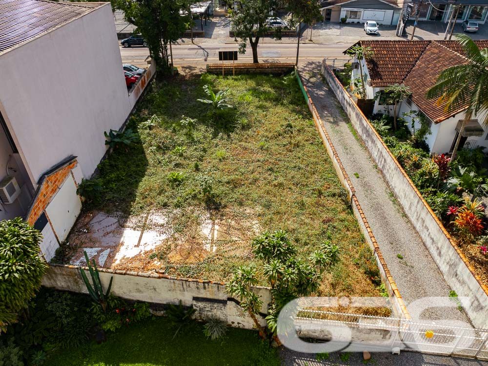 VENDE-SE TERRENO EM EXCELENTE LOCALIZAÇÃO NO BAIRRO SAGUAÇU
Descubra o terreno dos seus sonhos no melhor lugar do Bairro Saguaçu! Esta é a oportunidade que você estava esperando para construir a sua residência dos sonhos ou investir em um empreendimento de sucesso.
Localizado na prestigiada rua Dona Francisca, a apenas 150 metros do renomado colégio Bom Jesus, este terreno possui uma localização privilegiada e estratégica. Imagine ter todas as conveniências e facilidades ao seu alcance, em um dos melhores bairros de Joinville.
Com uma generosa metragem de frente de 15 metros, este terreno possui uma área total de 502,50m², garantindo espaço suficiente para construir a casa dos seus sonhos, com um belo jardim, área de lazer e todo o conforto que você e sua família merecem.
Além disso, o terreno é plano e regular, facilitando o processo de construção e garantindo um aproveitamento máximo do espaço.
Não deixe escapar essa oportunidade única! Entre em contato conosco agora mesmo e garanta esse terreno excepcional.
Fale conosco e saiba mais:
Telefone: (47) 3451-0636
WhatsApp: (47) 99190-0636
Imobiliária 636.