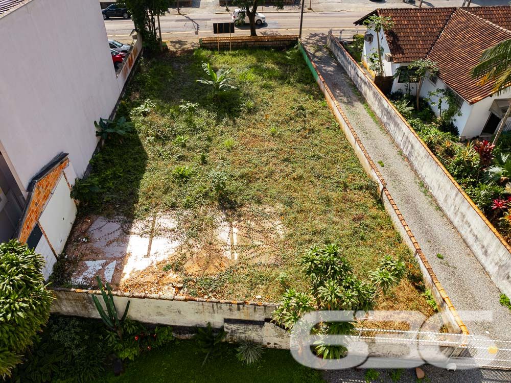 VENDE-SE TERRENO EM EXCELENTE LOCALIZAÇÃO NO BAIRRO SAGUAÇU
Descubra o terreno dos seus sonhos no melhor lugar do Bairro Saguaçu! Esta é a oportunidade que você estava esperando para construir a sua residência dos sonhos ou investir em um empreendimento de sucesso.
Localizado na prestigiada rua Dona Francisca, a apenas 150 metros do renomado colégio Bom Jesus, este terreno possui uma localização privilegiada e estratégica. Imagine ter todas as conveniências e facilidades ao seu alcance, em um dos melhores bairros de Joinville.
Com uma generosa metragem de frente de 15 metros, este terreno possui uma área total de 502,50m², garantindo espaço suficiente para construir a casa dos seus sonhos, com um belo jardim, área de lazer e todo o conforto que você e sua família merecem.
Além disso, o terreno é plano e regular, facilitando o processo de construção e garantindo um aproveitamento máximo do espaço.
Não deixe escapar essa oportunidade única! Entre em contato conosco agora mesmo e garanta esse terreno excepcional.
Fale conosco e saiba mais:
Telefone: (47) 3451-0636
WhatsApp: (47) 99190-0636
Imobiliária 636.