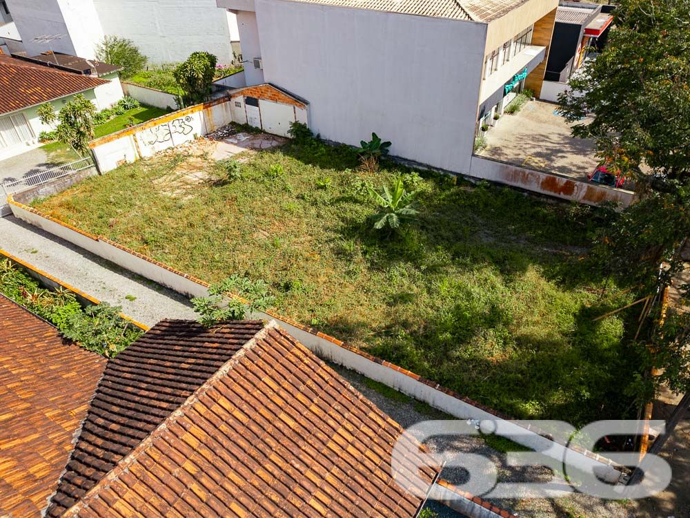 VENDE-SE TERRENO EM EXCELENTE LOCALIZAÇÃO NO BAIRRO SAGUAÇU
Descubra o terreno dos seus sonhos no melhor lugar do Bairro Saguaçu! Esta é a oportunidade que você estava esperando para construir a sua residência dos sonhos ou investir em um empreendimento de sucesso.
Localizado na prestigiada rua Dona Francisca, a apenas 150 metros do renomado colégio Bom Jesus, este terreno possui uma localização privilegiada e estratégica. Imagine ter todas as conveniências e facilidades ao seu alcance, em um dos melhores bairros de Joinville.
Com uma generosa metragem de frente de 15 metros, este terreno possui uma área total de 502,50m², garantindo espaço suficiente para construir a casa dos seus sonhos, com um belo jardim, área de lazer e todo o conforto que você e sua família merecem.
Além disso, o terreno é plano e regular, facilitando o processo de construção e garantindo um aproveitamento máximo do espaço.
Não deixe escapar essa oportunidade única! Entre em contato conosco agora mesmo e garanta esse terreno excepcional.
Fale conosco e saiba mais:
Telefone: (47) 3451-0636
WhatsApp: (47) 99190-0636
Imobiliária 636.