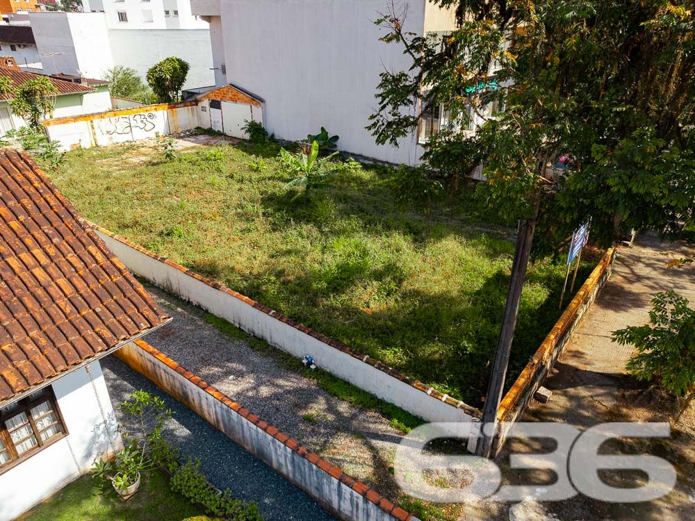 VENDE-SE TERRENO EM EXCELENTE LOCALIZAÇÃO NO BAIRRO SAGUAÇU
Descubra o terreno dos seus sonhos no melhor lugar do Bairro Saguaçu! Esta é a oportunidade que você estava esperando para construir a sua residência dos sonhos ou investir em um empreendimento de sucesso.
Localizado na prestigiada rua Dona Francisca, a apenas 150 metros do renomado colégio Bom Jesus, este terreno possui uma localização privilegiada e estratégica. Imagine ter todas as conveniências e facilidades ao seu alcance, em um dos melhores bairros de Joinville.
Com uma generosa metragem de frente de 15 metros, este terreno possui uma área total de 502,50m², garantindo espaço suficiente para construir a casa dos seus sonhos, com um belo jardim, área de lazer e todo o conforto que você e sua família merecem.
Além disso, o terreno é plano e regular, facilitando o processo de construção e garantindo um aproveitamento máximo do espaço.
Não deixe escapar essa oportunidade única! Entre em contato conosco agora mesmo e garanta esse terreno excepcional.
Fale conosco e saiba mais:
Telefone: (47) 3451-0636
WhatsApp: (47) 99190-0636
Imobiliária 636.