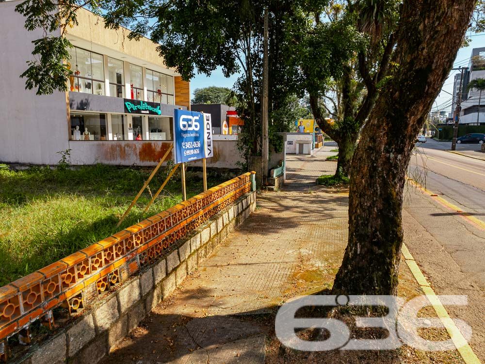 VENDE-SE TERRENO EM EXCELENTE LOCALIZAÇÃO NO BAIRRO SAGUAÇU
Descubra o terreno dos seus sonhos no melhor lugar do Bairro Saguaçu! Esta é a oportunidade que você estava esperando para construir a sua residência dos sonhos ou investir em um empreendimento de sucesso.
Localizado na prestigiada rua Dona Francisca, a apenas 150 metros do renomado colégio Bom Jesus, este terreno possui uma localização privilegiada e estratégica. Imagine ter todas as conveniências e facilidades ao seu alcance, em um dos melhores bairros de Joinville.
Com uma generosa metragem de frente de 15 metros, este terreno possui uma área total de 502,50m², garantindo espaço suficiente para construir a casa dos seus sonhos, com um belo jardim, área de lazer e todo o conforto que você e sua família merecem.
Além disso, o terreno é plano e regular, facilitando o processo de construção e garantindo um aproveitamento máximo do espaço.
Não deixe escapar essa oportunidade única! Entre em contato conosco agora mesmo e garanta esse terreno excepcional.
Fale conosco e saiba mais:
Telefone: (47) 3451-0636
WhatsApp: (47) 99190-0636
Imobiliária 636.