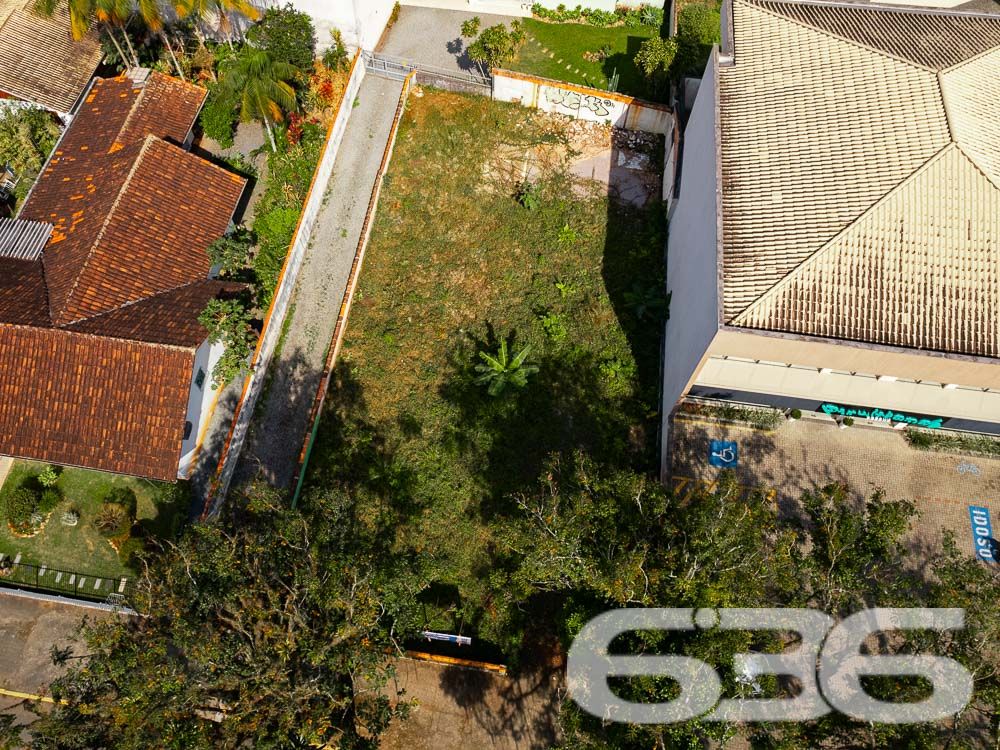 VENDE-SE TERRENO EM EXCELENTE LOCALIZAÇÃO NO BAIRRO SAGUAÇU
Descubra o terreno dos seus sonhos no melhor lugar do Bairro Saguaçu! Esta é a oportunidade que você estava esperando para construir a sua residência dos sonhos ou investir em um empreendimento de sucesso.
Localizado na prestigiada rua Dona Francisca, a apenas 150 metros do renomado colégio Bom Jesus, este terreno possui uma localização privilegiada e estratégica. Imagine ter todas as conveniências e facilidades ao seu alcance, em um dos melhores bairros de Joinville.
Com uma generosa metragem de frente de 15 metros, este terreno possui uma área total de 502,50m², garantindo espaço suficiente para construir a casa dos seus sonhos, com um belo jardim, área de lazer e todo o conforto que você e sua família merecem.
Além disso, o terreno é plano e regular, facilitando o processo de construção e garantindo um aproveitamento máximo do espaço.
Não deixe escapar essa oportunidade única! Entre em contato conosco agora mesmo e garanta esse terreno excepcional.
Fale conosco e saiba mais:
Telefone: (47) 3451-0636
WhatsApp: (47) 99190-0636
Imobiliária 636.