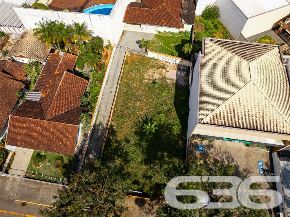 VENDE-SE TERRENO EM EXCELENTE LOCALIZAÇÃO NO BAIRRO SAGUAÇU
Descubra o terreno dos seus sonhos no melhor lugar do Bairro Saguaçu! Esta é a oportunidade que você estava esperando para construir a sua residência dos sonhos ou investir em um empreendimento de sucesso.
Localizado na prestigiada rua Dona Francisca, a apenas 150 metros do renomado colégio Bom Jesus, este terreno possui uma localização privilegiada e estratégica. Imagine ter todas as conveniências e facilidades ao seu alcance, em um dos melhores bairros de Joinville.
Com uma generosa metragem de frente de 15 metros, este terreno possui uma área total de 502,50m², garantindo espaço suficiente para construir a casa dos seus sonhos, com um belo jardim, área de lazer e todo o conforto que você e sua família merecem.
Além disso, o terreno é plano e regular, facilitando o processo de construção e garantindo um aproveitamento máximo do espaço.
Não deixe escapar essa oportunidade única! Entre em contato conosco agora mesmo e garanta esse terreno excepcional.
Fale conosco e saiba mais:
Telefone: (47) 3451-0636
WhatsApp: (47) 99190-0636
Imobiliária 636.