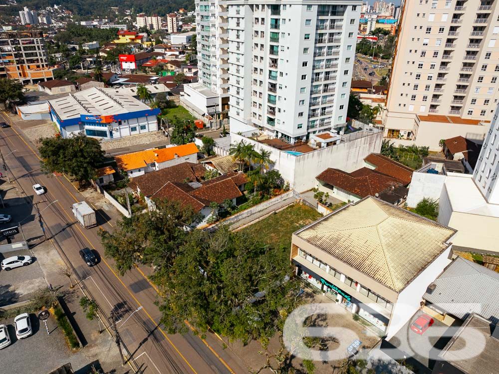 VENDE-SE TERRENO EM EXCELENTE LOCALIZAÇÃO NO BAIRRO SAGUAÇU
Descubra o terreno dos seus sonhos no melhor lugar do Bairro Saguaçu! Esta é a oportunidade que você estava esperando para construir a sua residência dos sonhos ou investir em um empreendimento de sucesso.
Localizado na prestigiada rua Dona Francisca, a apenas 150 metros do renomado colégio Bom Jesus, este terreno possui uma localização privilegiada e estratégica. Imagine ter todas as conveniências e facilidades ao seu alcance, em um dos melhores bairros de Joinville.
Com uma generosa metragem de frente de 15 metros, este terreno possui uma área total de 502,50m², garantindo espaço suficiente para construir a casa dos seus sonhos, com um belo jardim, área de lazer e todo o conforto que você e sua família merecem.
Além disso, o terreno é plano e regular, facilitando o processo de construção e garantindo um aproveitamento máximo do espaço.
Não deixe escapar essa oportunidade única! Entre em contato conosco agora mesmo e garanta esse terreno excepcional.
Fale conosco e saiba mais:
Telefone: (47) 3451-0636
WhatsApp: (47) 99190-0636
Imobiliária 636.