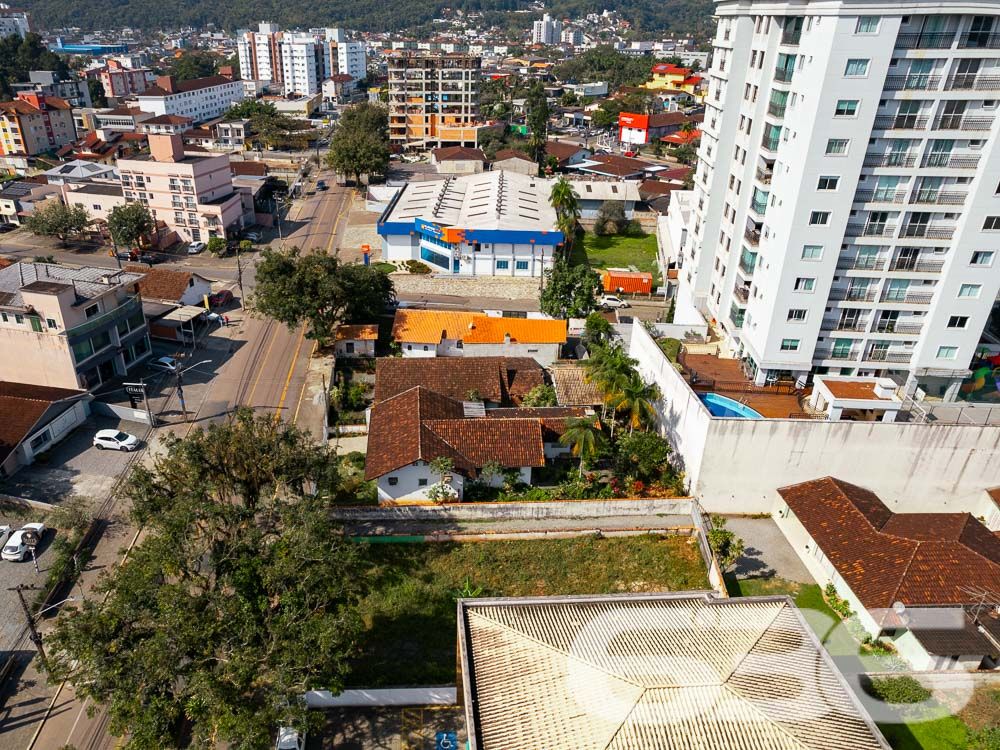 VENDE-SE TERRENO EM EXCELENTE LOCALIZAÇÃO NO BAIRRO SAGUAÇU
Descubra o terreno dos seus sonhos no melhor lugar do Bairro Saguaçu! Esta é a oportunidade que você estava esperando para construir a sua residência dos sonhos ou investir em um empreendimento de sucesso.
Localizado na prestigiada rua Dona Francisca, a apenas 150 metros do renomado colégio Bom Jesus, este terreno possui uma localização privilegiada e estratégica. Imagine ter todas as conveniências e facilidades ao seu alcance, em um dos melhores bairros de Joinville.
Com uma generosa metragem de frente de 15 metros, este terreno possui uma área total de 502,50m², garantindo espaço suficiente para construir a casa dos seus sonhos, com um belo jardim, área de lazer e todo o conforto que você e sua família merecem.
Além disso, o terreno é plano e regular, facilitando o processo de construção e garantindo um aproveitamento máximo do espaço.
Não deixe escapar essa oportunidade única! Entre em contato conosco agora mesmo e garanta esse terreno excepcional.
Fale conosco e saiba mais:
Telefone: (47) 3451-0636
WhatsApp: (47) 99190-0636
Imobiliária 636.