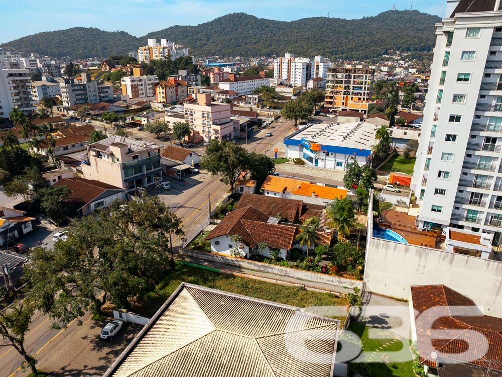 VENDE-SE TERRENO EM EXCELENTE LOCALIZAÇÃO NO BAIRRO SAGUAÇU
Descubra o terreno dos seus sonhos no melhor lugar do Bairro Saguaçu! Esta é a oportunidade que você estava esperando para construir a sua residência dos sonhos ou investir em um empreendimento de sucesso.
Localizado na prestigiada rua Dona Francisca, a apenas 150 metros do renomado colégio Bom Jesus, este terreno possui uma localização privilegiada e estratégica. Imagine ter todas as conveniências e facilidades ao seu alcance, em um dos melhores bairros de Joinville.
Com uma generosa metragem de frente de 15 metros, este terreno possui uma área total de 502,50m², garantindo espaço suficiente para construir a casa dos seus sonhos, com um belo jardim, área de lazer e todo o conforto que você e sua família merecem.
Além disso, o terreno é plano e regular, facilitando o processo de construção e garantindo um aproveitamento máximo do espaço.
Não deixe escapar essa oportunidade única! Entre em contato conosco agora mesmo e garanta esse terreno excepcional.
Fale conosco e saiba mais:
Telefone: (47) 3451-0636
WhatsApp: (47) 99190-0636
Imobiliária 636.