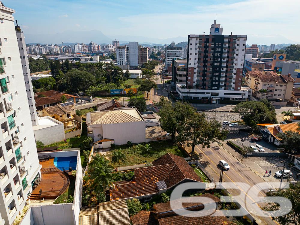 VENDE-SE TERRENO EM EXCELENTE LOCALIZAÇÃO NO BAIRRO SAGUAÇU
Descubra o terreno dos seus sonhos no melhor lugar do Bairro Saguaçu! Esta é a oportunidade que você estava esperando para construir a sua residência dos sonhos ou investir em um empreendimento de sucesso.
Localizado na prestigiada rua Dona Francisca, a apenas 150 metros do renomado colégio Bom Jesus, este terreno possui uma localização privilegiada e estratégica. Imagine ter todas as conveniências e facilidades ao seu alcance, em um dos melhores bairros de Joinville.
Com uma generosa metragem de frente de 15 metros, este terreno possui uma área total de 502,50m², garantindo espaço suficiente para construir a casa dos seus sonhos, com um belo jardim, área de lazer e todo o conforto que você e sua família merecem.
Além disso, o terreno é plano e regular, facilitando o processo de construção e garantindo um aproveitamento máximo do espaço.
Não deixe escapar essa oportunidade única! Entre em contato conosco agora mesmo e garanta esse terreno excepcional.
Fale conosco e saiba mais:
Telefone: (47) 3451-0636
WhatsApp: (47) 99190-0636
Imobiliária 636.