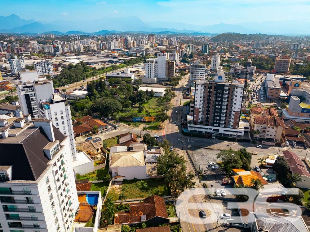 VENDE-SE TERRENO EM EXCELENTE LOCALIZAÇÃO NO BAIRRO SAGUAÇU
Descubra o terreno dos seus sonhos no melhor lugar do Bairro Saguaçu! Esta é a oportunidade que você estava esperando para construir a sua residência dos sonhos ou investir em um empreendimento de sucesso.
Localizado na prestigiada rua Dona Francisca, a apenas 150 metros do renomado colégio Bom Jesus, este terreno possui uma localização privilegiada e estratégica. Imagine ter todas as conveniências e facilidades ao seu alcance, em um dos melhores bairros de Joinville.
Com uma generosa metragem de frente de 15 metros, este terreno possui uma área total de 502,50m², garantindo espaço suficiente para construir a casa dos seus sonhos, com um belo jardim, área de lazer e todo o conforto que você e sua família merecem.
Além disso, o terreno é plano e regular, facilitando o processo de construção e garantindo um aproveitamento máximo do espaço.
Não deixe escapar essa oportunidade única! Entre em contato conosco agora mesmo e garanta esse terreno excepcional.
Fale conosco e saiba mais:
Telefone: (47) 3451-0636
WhatsApp: (47) 99190-0636
Imobiliária 636.