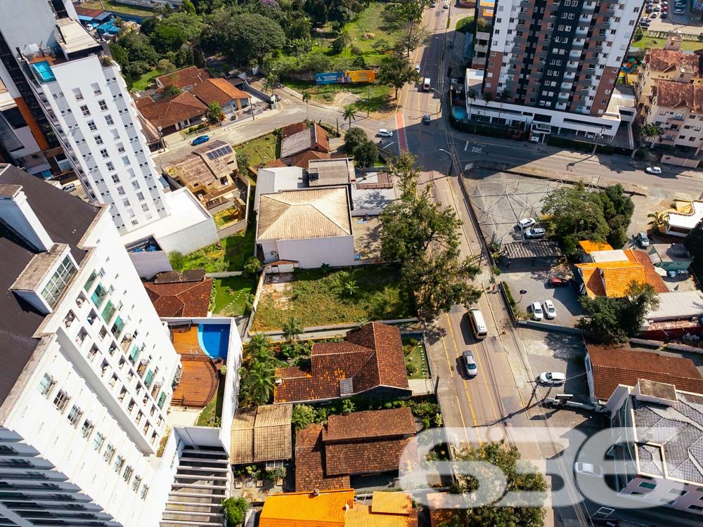 VENDE-SE TERRENO EM EXCELENTE LOCALIZAÇÃO NO BAIRRO SAGUAÇU
Descubra o terreno dos seus sonhos no melhor lugar do Bairro Saguaçu! Esta é a oportunidade que você estava esperando para construir a sua residência dos sonhos ou investir em um empreendimento de sucesso.
Localizado na prestigiada rua Dona Francisca, a apenas 150 metros do renomado colégio Bom Jesus, este terreno possui uma localização privilegiada e estratégica. Imagine ter todas as conveniências e facilidades ao seu alcance, em um dos melhores bairros de Joinville.
Com uma generosa metragem de frente de 15 metros, este terreno possui uma área total de 502,50m², garantindo espaço suficiente para construir a casa dos seus sonhos, com um belo jardim, área de lazer e todo o conforto que você e sua família merecem.
Além disso, o terreno é plano e regular, facilitando o processo de construção e garantindo um aproveitamento máximo do espaço.
Não deixe escapar essa oportunidade única! Entre em contato conosco agora mesmo e garanta esse terreno excepcional.
Fale conosco e saiba mais:
Telefone: (47) 3451-0636
WhatsApp: (47) 99190-0636
Imobiliária 636.