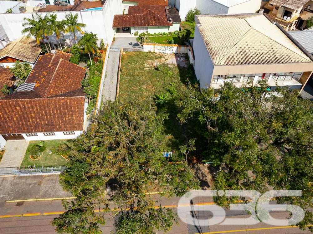 VENDE-SE TERRENO EM EXCELENTE LOCALIZAÇÃO NO BAIRRO SAGUAÇU
Descubra o terreno dos seus sonhos no melhor lugar do Bairro Saguaçu! Esta é a oportunidade que você estava esperando para construir a sua residência dos sonhos ou investir em um empreendimento de sucesso.
Localizado na prestigiada rua Dona Francisca, a apenas 150 metros do renomado colégio Bom Jesus, este terreno possui uma localização privilegiada e estratégica. Imagine ter todas as conveniências e facilidades ao seu alcance, em um dos melhores bairros de Joinville.
Com uma generosa metragem de frente de 15 metros, este terreno possui uma área total de 502,50m², garantindo espaço suficiente para construir a casa dos seus sonhos, com um belo jardim, área de lazer e todo o conforto que você e sua família merecem.
Além disso, o terreno é plano e regular, facilitando o processo de construção e garantindo um aproveitamento máximo do espaço.
Não deixe escapar essa oportunidade única! Entre em contato conosco agora mesmo e garanta esse terreno excepcional.
Fale conosco e saiba mais:
Telefone: (47) 3451-0636
WhatsApp: (47) 99190-0636
Imobiliária 636.