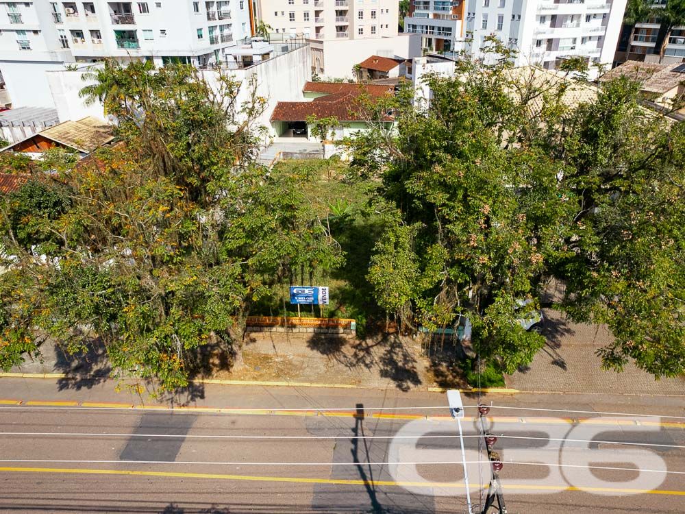 VENDE-SE TERRENO EM EXCELENTE LOCALIZAÇÃO NO BAIRRO SAGUAÇU
Descubra o terreno dos seus sonhos no melhor lugar do Bairro Saguaçu! Esta é a oportunidade que você estava esperando para construir a sua residência dos sonhos ou investir em um empreendimento de sucesso.
Localizado na prestigiada rua Dona Francisca, a apenas 150 metros do renomado colégio Bom Jesus, este terreno possui uma localização privilegiada e estratégica. Imagine ter todas as conveniências e facilidades ao seu alcance, em um dos melhores bairros de Joinville.
Com uma generosa metragem de frente de 15 metros, este terreno possui uma área total de 502,50m², garantindo espaço suficiente para construir a casa dos seus sonhos, com um belo jardim, área de lazer e todo o conforto que você e sua família merecem.
Além disso, o terreno é plano e regular, facilitando o processo de construção e garantindo um aproveitamento máximo do espaço.
Não deixe escapar essa oportunidade única! Entre em contato conosco agora mesmo e garanta esse terreno excepcional.
Fale conosco e saiba mais:
Telefone: (47) 3451-0636
WhatsApp: (47) 99190-0636
Imobiliária 636.