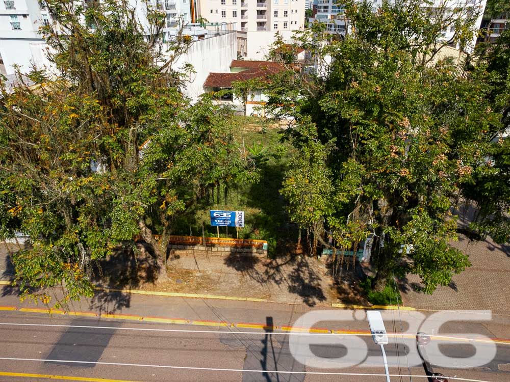 VENDE-SE TERRENO EM EXCELENTE LOCALIZAÇÃO NO BAIRRO SAGUAÇU
Descubra o terreno dos seus sonhos no melhor lugar do Bairro Saguaçu! Esta é a oportunidade que você estava esperando para construir a sua residência dos sonhos ou investir em um empreendimento de sucesso.
Localizado na prestigiada rua Dona Francisca, a apenas 150 metros do renomado colégio Bom Jesus, este terreno possui uma localização privilegiada e estratégica. Imagine ter todas as conveniências e facilidades ao seu alcance, em um dos melhores bairros de Joinville.
Com uma generosa metragem de frente de 15 metros, este terreno possui uma área total de 502,50m², garantindo espaço suficiente para construir a casa dos seus sonhos, com um belo jardim, área de lazer e todo o conforto que você e sua família merecem.
Além disso, o terreno é plano e regular, facilitando o processo de construção e garantindo um aproveitamento máximo do espaço.
Não deixe escapar essa oportunidade única! Entre em contato conosco agora mesmo e garanta esse terreno excepcional.
Fale conosco e saiba mais:
Telefone: (47) 3451-0636
WhatsApp: (47) 99190-0636
Imobiliária 636.