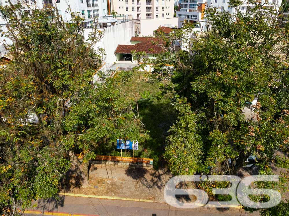 VENDE-SE TERRENO EM EXCELENTE LOCALIZAÇÃO NO BAIRRO SAGUAÇU
Descubra o terreno dos seus sonhos no melhor lugar do Bairro Saguaçu! Esta é a oportunidade que você estava esperando para construir a sua residência dos sonhos ou investir em um empreendimento de sucesso.
Localizado na prestigiada rua Dona Francisca, a apenas 150 metros do renomado colégio Bom Jesus, este terreno possui uma localização privilegiada e estratégica. Imagine ter todas as conveniências e facilidades ao seu alcance, em um dos melhores bairros de Joinville.
Com uma generosa metragem de frente de 15 metros, este terreno possui uma área total de 502,50m², garantindo espaço suficiente para construir a casa dos seus sonhos, com um belo jardim, área de lazer e todo o conforto que você e sua família merecem.
Além disso, o terreno é plano e regular, facilitando o processo de construção e garantindo um aproveitamento máximo do espaço.
Não deixe escapar essa oportunidade única! Entre em contato conosco agora mesmo e garanta esse terreno excepcional.
Fale conosco e saiba mais:
Telefone: (47) 3451-0636
WhatsApp: (47) 99190-0636
Imobiliária 636.