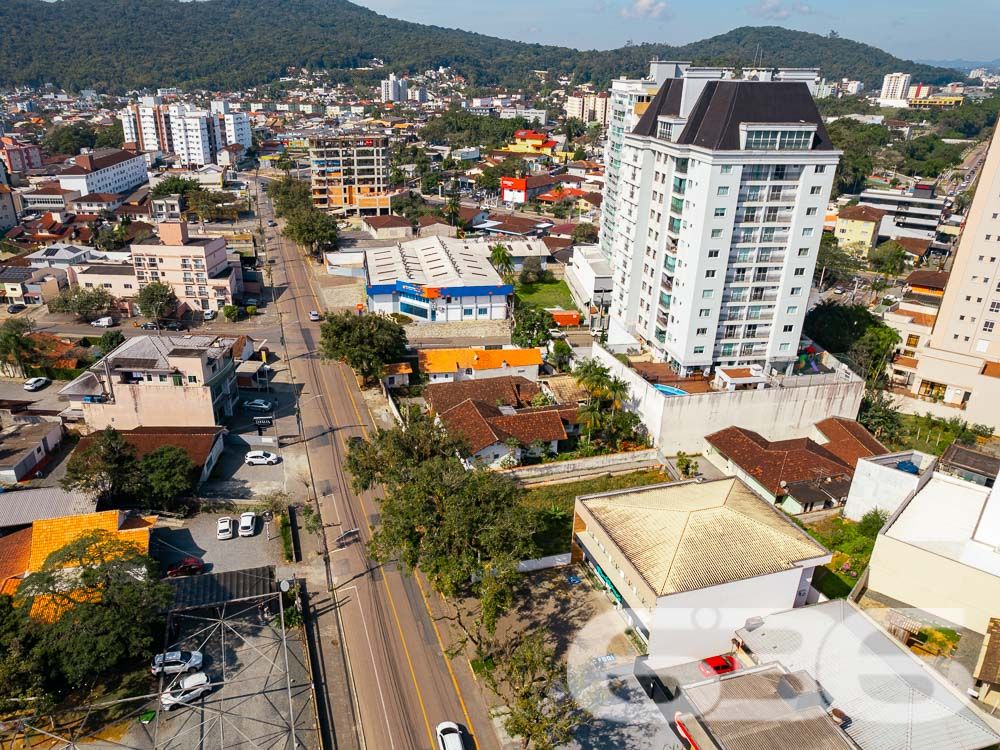 VENDE-SE TERRENO EM EXCELENTE LOCALIZAÇÃO NO BAIRRO SAGUAÇU
Descubra o terreno dos seus sonhos no melhor lugar do Bairro Saguaçu! Esta é a oportunidade que você estava esperando para construir a sua residência dos sonhos ou investir em um empreendimento de sucesso.
Localizado na prestigiada rua Dona Francisca, a apenas 150 metros do renomado colégio Bom Jesus, este terreno possui uma localização privilegiada e estratégica. Imagine ter todas as conveniências e facilidades ao seu alcance, em um dos melhores bairros de Joinville.
Com uma generosa metragem de frente de 15 metros, este terreno possui uma área total de 502,50m², garantindo espaço suficiente para construir a casa dos seus sonhos, com um belo jardim, área de lazer e todo o conforto que você e sua família merecem.
Além disso, o terreno é plano e regular, facilitando o processo de construção e garantindo um aproveitamento máximo do espaço.
Não deixe escapar essa oportunidade única! Entre em contato conosco agora mesmo e garanta esse terreno excepcional.
Fale conosco e saiba mais:
Telefone: (47) 3451-0636
WhatsApp: (47) 99190-0636
Imobiliária 636.