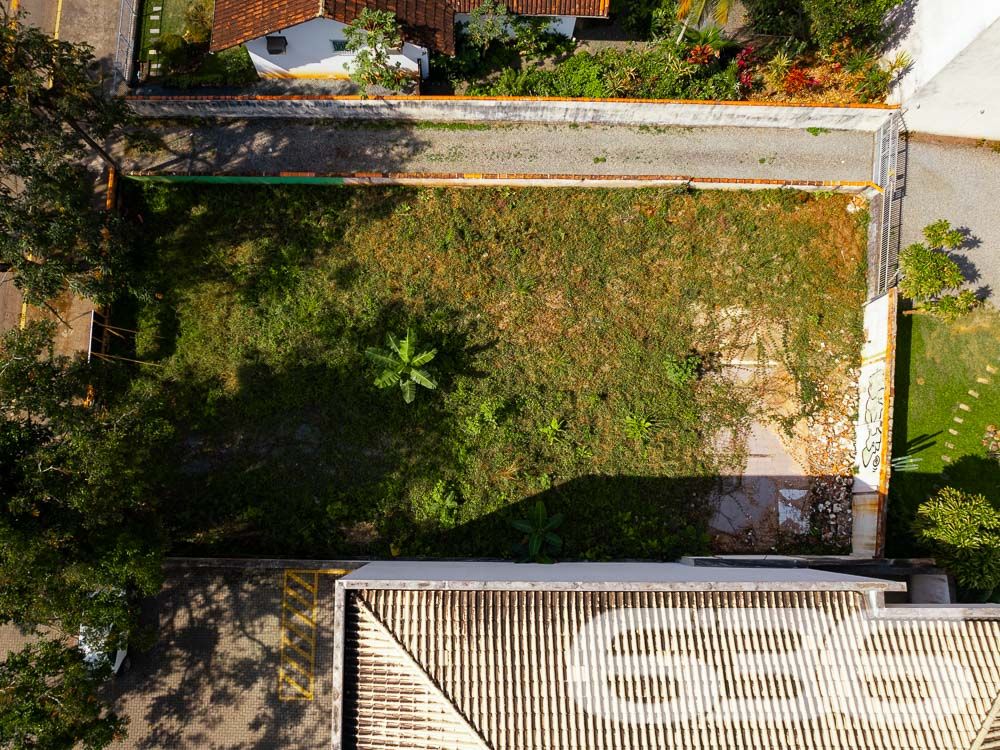 VENDE-SE TERRENO EM EXCELENTE LOCALIZAÇÃO NO BAIRRO SAGUAÇU
Descubra o terreno dos seus sonhos no melhor lugar do Bairro Saguaçu! Esta é a oportunidade que você estava esperando para construir a sua residência dos sonhos ou investir em um empreendimento de sucesso.
Localizado na prestigiada rua Dona Francisca, a apenas 150 metros do renomado colégio Bom Jesus, este terreno possui uma localização privilegiada e estratégica. Imagine ter todas as conveniências e facilidades ao seu alcance, em um dos melhores bairros de Joinville.
Com uma generosa metragem de frente de 15 metros, este terreno possui uma área total de 502,50m², garantindo espaço suficiente para construir a casa dos seus sonhos, com um belo jardim, área de lazer e todo o conforto que você e sua família merecem.
Além disso, o terreno é plano e regular, facilitando o processo de construção e garantindo um aproveitamento máximo do espaço.
Não deixe escapar essa oportunidade única! Entre em contato conosco agora mesmo e garanta esse terreno excepcional.
Fale conosco e saiba mais:
Telefone: (47) 3451-0636
WhatsApp: (47) 99190-0636
Imobiliária 636.