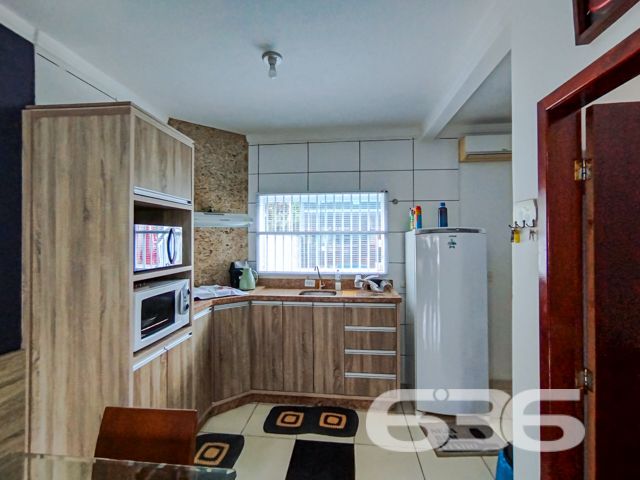 Descubra o privilégio de residir em uma casa meticulosamente planejada para proporcionar conforto, lazer e segurança em um dos bairros mais cobiçados de Balneário Barra do Sul, SC. Apresentamos este elegante sobrado, uma verdadeira joia arquitetônica localizada no tranquilo bairro Costeira. Este imóvel está distribuído em uma área construída de 115m², com 90m², garantindo a excelência e a conformidade de sua edificação.

Esta residência é composta por garagem coberta e descoberta, facilitando o acesso e oferecendo opções de estacionamento. Com dois dormitórios, incluindo uma suíte ampla, proporciona o conforto necessário para a sua família. Os ambientes são climatizados e incluem móveis planejados de alta qualidade, que permanecerão no imóvel, garantindo praticidade e beleza.

A área social é um convite ao aconchego, com uma sala de estar espaçosa que se estende até uma cozinha moderna e funcional. A cozinha, equipada com móveis sob medida. Adjacente a ela, uma varanda com redes oferece um espaço tranquilo para relaxar e desfrutar da brisa.

Para os amantes de entretenimento e lazer, o imóvel dispõe de uma área de festas com churrasqueira e uma cozinha gourmet integrada, ideal para receber amigos e familiares. Além disso, uma piscina privativa complementa o espaço externo, perfeito para desfrutar dos dias de sol.

A localização é estrategicamente planejada, com acesso fácil a vias principais, transporte público e serviços essenciais como escolas e centros comerciais, garantindo toda a comodidade necessária para o dia a dia.

Convidamos você a conhecer este espetacular sobrado em Balneário Barra do Sul. Ideal para quem busca uma vida com qualidade, segurança e muito estilo. Agende uma visita e sinta o potencial deste magnífico lar, pronto para criar novas histórias.
 
636 NEGÓCIOS IMOBILIÁRIOS: A SUA MELHOR ESCOLHA
Com mais de 30 anos de experiência, a 636 Negócios Imobiliários é sua parceira ideal para encontrar o imóvel perfeito. Estamos prontos para ajudá-lo a fazer deste imóvel o seu novo lar.
 
Telefone: (47) 3451-0636
WhatsApp: (47) 99190-0636
 
Não perca esta oportunidade única. Visite nosso site para mais informações: i636.com.br