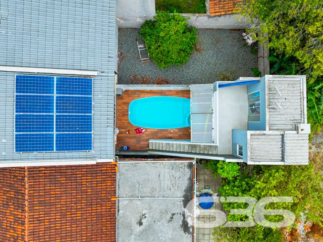 Descubra o privilégio de residir em uma casa meticulosamente planejada para proporcionar conforto, lazer e segurança em um dos bairros mais cobiçados de Balneário Barra do Sul, SC. Apresentamos este elegante sobrado, uma verdadeira joia arquitetônica localizada no tranquilo bairro Costeira. Este imóvel está distribuído em uma área construída de 115m², com 90m², garantindo a excelência e a conformidade de sua edificação.

Esta residência é composta por garagem coberta e descoberta, facilitando o acesso e oferecendo opções de estacionamento. Com dois dormitórios, incluindo uma suíte ampla, proporciona o conforto necessário para a sua família. Os ambientes são climatizados e incluem móveis planejados de alta qualidade, que permanecerão no imóvel, garantindo praticidade e beleza.

A área social é um convite ao aconchego, com uma sala de estar espaçosa que se estende até uma cozinha moderna e funcional. A cozinha, equipada com móveis sob medida. Adjacente a ela, uma varanda com redes oferece um espaço tranquilo para relaxar e desfrutar da brisa.

Para os amantes de entretenimento e lazer, o imóvel dispõe de uma área de festas com churrasqueira e uma cozinha gourmet integrada, ideal para receber amigos e familiares. Além disso, uma piscina privativa complementa o espaço externo, perfeito para desfrutar dos dias de sol.

A localização é estrategicamente planejada, com acesso fácil a vias principais, transporte público e serviços essenciais como escolas e centros comerciais, garantindo toda a comodidade necessária para o dia a dia.

Convidamos você a conhecer este espetacular sobrado em Balneário Barra do Sul. Ideal para quem busca uma vida com qualidade, segurança e muito estilo. Agende uma visita e sinta o potencial deste magnífico lar, pronto para criar novas histórias.
 
636 NEGÓCIOS IMOBILIÁRIOS: A SUA MELHOR ESCOLHA
Com mais de 30 anos de experiência, a 636 Negócios Imobiliários é sua parceira ideal para encontrar o imóvel perfeito. Estamos prontos para ajudá-lo a fazer deste imóvel o seu novo lar.
 
Telefone: (47) 3451-0636
WhatsApp: (47) 99190-0636
 
Não perca esta oportunidade única. Visite nosso site para mais informações: i636.com.br