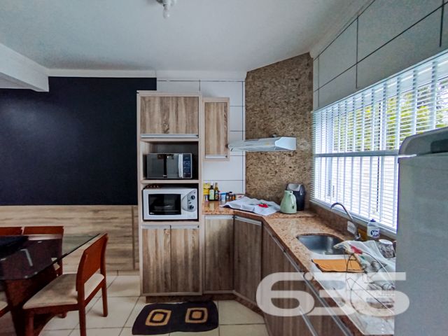 Descubra o privilégio de residir em uma casa meticulosamente planejada para proporcionar conforto, lazer e segurança em um dos bairros mais cobiçados de Balneário Barra do Sul, SC. Apresentamos este elegante sobrado, uma verdadeira joia arquitetônica localizada no tranquilo bairro Costeira. Este imóvel está distribuído em uma área construída de 115m², com 90m², garantindo a excelência e a conformidade de sua edificação.

Esta residência é composta por garagem coberta e descoberta, facilitando o acesso e oferecendo opções de estacionamento. Com dois dormitórios, incluindo uma suíte ampla, proporciona o conforto necessário para a sua família. Os ambientes são climatizados e incluem móveis planejados de alta qualidade, que permanecerão no imóvel, garantindo praticidade e beleza.

A área social é um convite ao aconchego, com uma sala de estar espaçosa que se estende até uma cozinha moderna e funcional. A cozinha, equipada com móveis sob medida. Adjacente a ela, uma varanda com redes oferece um espaço tranquilo para relaxar e desfrutar da brisa.

Para os amantes de entretenimento e lazer, o imóvel dispõe de uma área de festas com churrasqueira e uma cozinha gourmet integrada, ideal para receber amigos e familiares. Além disso, uma piscina privativa complementa o espaço externo, perfeito para desfrutar dos dias de sol.

A localização é estrategicamente planejada, com acesso fácil a vias principais, transporte público e serviços essenciais como escolas e centros comerciais, garantindo toda a comodidade necessária para o dia a dia.

Convidamos você a conhecer este espetacular sobrado em Balneário Barra do Sul. Ideal para quem busca uma vida com qualidade, segurança e muito estilo. Agende uma visita e sinta o potencial deste magnífico lar, pronto para criar novas histórias.
 
636 NEGÓCIOS IMOBILIÁRIOS: A SUA MELHOR ESCOLHA
Com mais de 30 anos de experiência, a 636 Negócios Imobiliários é sua parceira ideal para encontrar o imóvel perfeito. Estamos prontos para ajudá-lo a fazer deste imóvel o seu novo lar.
 
Telefone: (47) 3451-0636
WhatsApp: (47) 99190-0636
 
Não perca esta oportunidade única. Visite nosso site para mais informações: i636.com.br