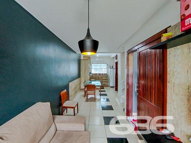 Descubra o privilégio de residir em uma casa meticulosamente planejada para proporcionar conforto, lazer e segurança em um dos bairros mais cobiçados de Balneário Barra do Sul, SC. Apresentamos este elegante sobrado, uma verdadeira joia arquitetônica localizada no tranquilo bairro Costeira. Este imóvel está distribuído em uma área construída de 115m², com 90m², garantindo a excelência e a conformidade de sua edificação.

Esta residência é composta por garagem coberta e descoberta, facilitando o acesso e oferecendo opções de estacionamento. Com dois dormitórios, incluindo uma suíte ampla, proporciona o conforto necessário para a sua família. Os ambientes são climatizados e incluem móveis planejados de alta qualidade, que permanecerão no imóvel, garantindo praticidade e beleza.

A área social é um convite ao aconchego, com uma sala de estar espaçosa que se estende até uma cozinha moderna e funcional. A cozinha, equipada com móveis sob medida. Adjacente a ela, uma varanda com redes oferece um espaço tranquilo para relaxar e desfrutar da brisa.

Para os amantes de entretenimento e lazer, o imóvel dispõe de uma área de festas com churrasqueira e uma cozinha gourmet integrada, ideal para receber amigos e familiares. Além disso, uma piscina privativa complementa o espaço externo, perfeito para desfrutar dos dias de sol.

A localização é estrategicamente planejada, com acesso fácil a vias principais, transporte público e serviços essenciais como escolas e centros comerciais, garantindo toda a comodidade necessária para o dia a dia.

Convidamos você a conhecer este espetacular sobrado em Balneário Barra do Sul. Ideal para quem busca uma vida com qualidade, segurança e muito estilo. Agende uma visita e sinta o potencial deste magnífico lar, pronto para criar novas histórias.
 
636 NEGÓCIOS IMOBILIÁRIOS: A SUA MELHOR ESCOLHA
Com mais de 30 anos de experiência, a 636 Negócios Imobiliários é sua parceira ideal para encontrar o imóvel perfeito. Estamos prontos para ajudá-lo a fazer deste imóvel o seu novo lar.
 
Telefone: (47) 3451-0636
WhatsApp: (47) 99190-0636
 
Não perca esta oportunidade única. Visite nosso site para mais informações: i636.com.br