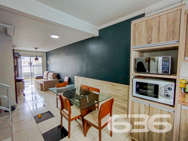 Descubra o privilégio de residir em uma casa meticulosamente planejada para proporcionar conforto, lazer e segurança em um dos bairros mais cobiçados de Balneário Barra do Sul, SC. Apresentamos este elegante sobrado, uma verdadeira joia arquitetônica localizada no tranquilo bairro Costeira. Este imóvel está distribuído em uma área construída de 115m², com 90m², garantindo a excelência e a conformidade de sua edificação.

Esta residência é composta por garagem coberta e descoberta, facilitando o acesso e oferecendo opções de estacionamento. Com dois dormitórios, incluindo uma suíte ampla, proporciona o conforto necessário para a sua família. Os ambientes são climatizados e incluem móveis planejados de alta qualidade, que permanecerão no imóvel, garantindo praticidade e beleza.

A área social é um convite ao aconchego, com uma sala de estar espaçosa que se estende até uma cozinha moderna e funcional. A cozinha, equipada com móveis sob medida. Adjacente a ela, uma varanda com redes oferece um espaço tranquilo para relaxar e desfrutar da brisa.

Para os amantes de entretenimento e lazer, o imóvel dispõe de uma área de festas com churrasqueira e uma cozinha gourmet integrada, ideal para receber amigos e familiares. Além disso, uma piscina privativa complementa o espaço externo, perfeito para desfrutar dos dias de sol.

A localização é estrategicamente planejada, com acesso fácil a vias principais, transporte público e serviços essenciais como escolas e centros comerciais, garantindo toda a comodidade necessária para o dia a dia.

Convidamos você a conhecer este espetacular sobrado em Balneário Barra do Sul. Ideal para quem busca uma vida com qualidade, segurança e muito estilo. Agende uma visita e sinta o potencial deste magnífico lar, pronto para criar novas histórias.
 
636 NEGÓCIOS IMOBILIÁRIOS: A SUA MELHOR ESCOLHA
Com mais de 30 anos de experiência, a 636 Negócios Imobiliários é sua parceira ideal para encontrar o imóvel perfeito. Estamos prontos para ajudá-lo a fazer deste imóvel o seu novo lar.
 
Telefone: (47) 3451-0636
WhatsApp: (47) 99190-0636
 
Não perca esta oportunidade única. Visite nosso site para mais informações: i636.com.br