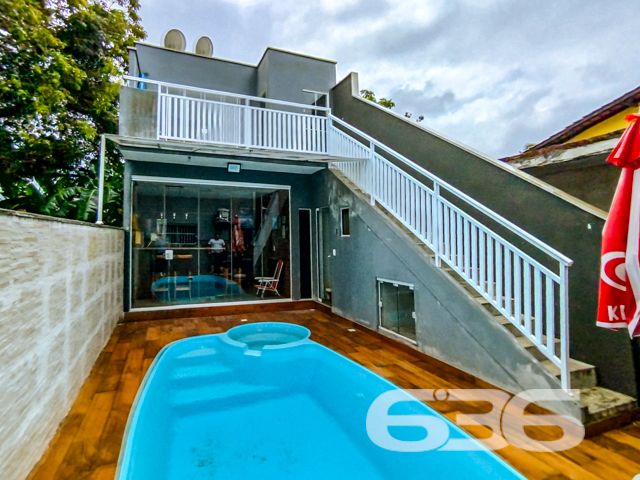 Descubra o privilégio de residir em uma casa meticulosamente planejada para proporcionar conforto, lazer e segurança em um dos bairros mais cobiçados de Balneário Barra do Sul, SC. Apresentamos este elegante sobrado, uma verdadeira joia arquitetônica localizada no tranquilo bairro Costeira. Este imóvel está distribuído em uma área construída de 115m², com 90m², garantindo a excelência e a conformidade de sua edificação.

Esta residência é composta por garagem coberta e descoberta, facilitando o acesso e oferecendo opções de estacionamento. Com dois dormitórios, incluindo uma suíte ampla, proporciona o conforto necessário para a sua família. Os ambientes são climatizados e incluem móveis planejados de alta qualidade, que permanecerão no imóvel, garantindo praticidade e beleza.

A área social é um convite ao aconchego, com uma sala de estar espaçosa que se estende até uma cozinha moderna e funcional. A cozinha, equipada com móveis sob medida. Adjacente a ela, uma varanda com redes oferece um espaço tranquilo para relaxar e desfrutar da brisa.

Para os amantes de entretenimento e lazer, o imóvel dispõe de uma área de festas com churrasqueira e uma cozinha gourmet integrada, ideal para receber amigos e familiares. Além disso, uma piscina privativa complementa o espaço externo, perfeito para desfrutar dos dias de sol.

A localização é estrategicamente planejada, com acesso fácil a vias principais, transporte público e serviços essenciais como escolas e centros comerciais, garantindo toda a comodidade necessária para o dia a dia.

Convidamos você a conhecer este espetacular sobrado em Balneário Barra do Sul. Ideal para quem busca uma vida com qualidade, segurança e muito estilo. Agende uma visita e sinta o potencial deste magnífico lar, pronto para criar novas histórias.
 
636 NEGÓCIOS IMOBILIÁRIOS: A SUA MELHOR ESCOLHA
Com mais de 30 anos de experiência, a 636 Negócios Imobiliários é sua parceira ideal para encontrar o imóvel perfeito. Estamos prontos para ajudá-lo a fazer deste imóvel o seu novo lar.
 
Telefone: (47) 3451-0636
WhatsApp: (47) 99190-0636
 
Não perca esta oportunidade única. Visite nosso site para mais informações: i636.com.br