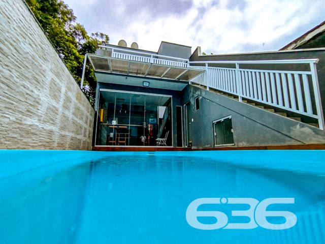 Descubra o privilégio de residir em uma casa meticulosamente planejada para proporcionar conforto, lazer e segurança em um dos bairros mais cobiçados de Balneário Barra do Sul, SC. Apresentamos este elegante sobrado, uma verdadeira joia arquitetônica localizada no tranquilo bairro Costeira. Este imóvel está distribuído em uma área construída de 115m², com 90m², garantindo a excelência e a conformidade de sua edificação.

Esta residência é composta por garagem coberta e descoberta, facilitando o acesso e oferecendo opções de estacionamento. Com dois dormitórios, incluindo uma suíte ampla, proporciona o conforto necessário para a sua família. Os ambientes são climatizados e incluem móveis planejados de alta qualidade, que permanecerão no imóvel, garantindo praticidade e beleza.

A área social é um convite ao aconchego, com uma sala de estar espaçosa que se estende até uma cozinha moderna e funcional. A cozinha, equipada com móveis sob medida. Adjacente a ela, uma varanda com redes oferece um espaço tranquilo para relaxar e desfrutar da brisa.

Para os amantes de entretenimento e lazer, o imóvel dispõe de uma área de festas com churrasqueira e uma cozinha gourmet integrada, ideal para receber amigos e familiares. Além disso, uma piscina privativa complementa o espaço externo, perfeito para desfrutar dos dias de sol.

A localização é estrategicamente planejada, com acesso fácil a vias principais, transporte público e serviços essenciais como escolas e centros comerciais, garantindo toda a comodidade necessária para o dia a dia.

Convidamos você a conhecer este espetacular sobrado em Balneário Barra do Sul. Ideal para quem busca uma vida com qualidade, segurança e muito estilo. Agende uma visita e sinta o potencial deste magnífico lar, pronto para criar novas histórias.
 
636 NEGÓCIOS IMOBILIÁRIOS: A SUA MELHOR ESCOLHA
Com mais de 30 anos de experiência, a 636 Negócios Imobiliários é sua parceira ideal para encontrar o imóvel perfeito. Estamos prontos para ajudá-lo a fazer deste imóvel o seu novo lar.
 
Telefone: (47) 3451-0636
WhatsApp: (47) 99190-0636
 
Não perca esta oportunidade única. Visite nosso site para mais informações: i636.com.br