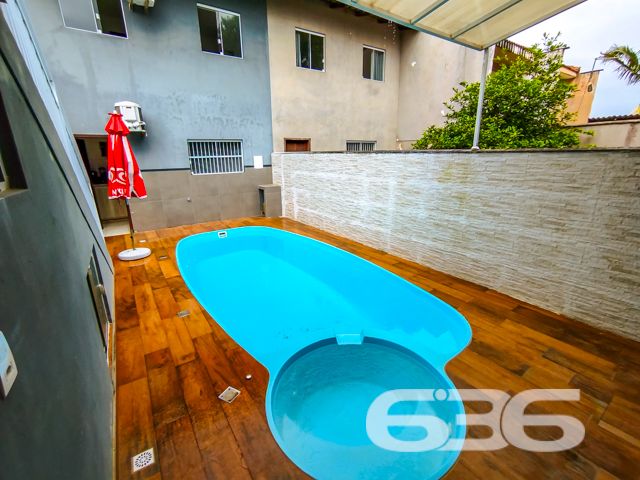 Descubra o privilégio de residir em uma casa meticulosamente planejada para proporcionar conforto, lazer e segurança em um dos bairros mais cobiçados de Balneário Barra do Sul, SC. Apresentamos este elegante sobrado, uma verdadeira joia arquitetônica localizada no tranquilo bairro Costeira. Este imóvel está distribuído em uma área construída de 115m², com 90m², garantindo a excelência e a conformidade de sua edificação.

Esta residência é composta por garagem coberta e descoberta, facilitando o acesso e oferecendo opções de estacionamento. Com dois dormitórios, incluindo uma suíte ampla, proporciona o conforto necessário para a sua família. Os ambientes são climatizados e incluem móveis planejados de alta qualidade, que permanecerão no imóvel, garantindo praticidade e beleza.

A área social é um convite ao aconchego, com uma sala de estar espaçosa que se estende até uma cozinha moderna e funcional. A cozinha, equipada com móveis sob medida. Adjacente a ela, uma varanda com redes oferece um espaço tranquilo para relaxar e desfrutar da brisa.

Para os amantes de entretenimento e lazer, o imóvel dispõe de uma área de festas com churrasqueira e uma cozinha gourmet integrada, ideal para receber amigos e familiares. Além disso, uma piscina privativa complementa o espaço externo, perfeito para desfrutar dos dias de sol.

A localização é estrategicamente planejada, com acesso fácil a vias principais, transporte público e serviços essenciais como escolas e centros comerciais, garantindo toda a comodidade necessária para o dia a dia.

Convidamos você a conhecer este espetacular sobrado em Balneário Barra do Sul. Ideal para quem busca uma vida com qualidade, segurança e muito estilo. Agende uma visita e sinta o potencial deste magnífico lar, pronto para criar novas histórias.
 
636 NEGÓCIOS IMOBILIÁRIOS: A SUA MELHOR ESCOLHA
Com mais de 30 anos de experiência, a 636 Negócios Imobiliários é sua parceira ideal para encontrar o imóvel perfeito. Estamos prontos para ajudá-lo a fazer deste imóvel o seu novo lar.
 
Telefone: (47) 3451-0636
WhatsApp: (47) 99190-0636
 
Não perca esta oportunidade única. Visite nosso site para mais informações: i636.com.br