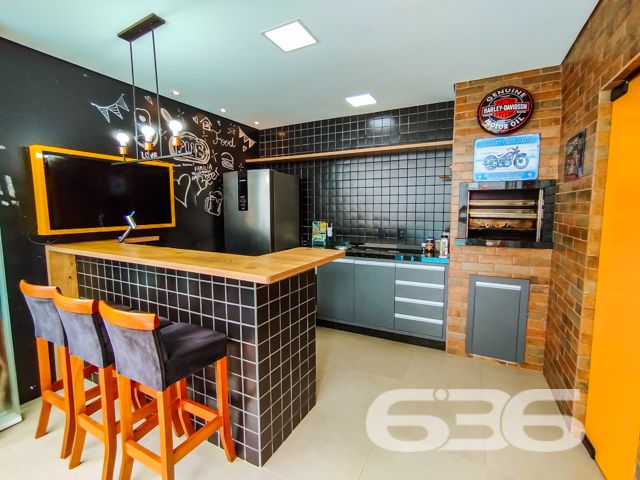 Descubra o privilégio de residir em uma casa meticulosamente planejada para proporcionar conforto, lazer e segurança em um dos bairros mais cobiçados de Balneário Barra do Sul, SC. Apresentamos este elegante sobrado, uma verdadeira joia arquitetônica localizada no tranquilo bairro Costeira. Este imóvel está distribuído em uma área construída de 115m², com 90m², garantindo a excelência e a conformidade de sua edificação.

Esta residência é composta por garagem coberta e descoberta, facilitando o acesso e oferecendo opções de estacionamento. Com dois dormitórios, incluindo uma suíte ampla, proporciona o conforto necessário para a sua família. Os ambientes são climatizados e incluem móveis planejados de alta qualidade, que permanecerão no imóvel, garantindo praticidade e beleza.

A área social é um convite ao aconchego, com uma sala de estar espaçosa que se estende até uma cozinha moderna e funcional. A cozinha, equipada com móveis sob medida. Adjacente a ela, uma varanda com redes oferece um espaço tranquilo para relaxar e desfrutar da brisa.

Para os amantes de entretenimento e lazer, o imóvel dispõe de uma área de festas com churrasqueira e uma cozinha gourmet integrada, ideal para receber amigos e familiares. Além disso, uma piscina privativa complementa o espaço externo, perfeito para desfrutar dos dias de sol.

A localização é estrategicamente planejada, com acesso fácil a vias principais, transporte público e serviços essenciais como escolas e centros comerciais, garantindo toda a comodidade necessária para o dia a dia.

Convidamos você a conhecer este espetacular sobrado em Balneário Barra do Sul. Ideal para quem busca uma vida com qualidade, segurança e muito estilo. Agende uma visita e sinta o potencial deste magnífico lar, pronto para criar novas histórias.
 
636 NEGÓCIOS IMOBILIÁRIOS: A SUA MELHOR ESCOLHA
Com mais de 30 anos de experiência, a 636 Negócios Imobiliários é sua parceira ideal para encontrar o imóvel perfeito. Estamos prontos para ajudá-lo a fazer deste imóvel o seu novo lar.
 
Telefone: (47) 3451-0636
WhatsApp: (47) 99190-0636
 
Não perca esta oportunidade única. Visite nosso site para mais informações: i636.com.br