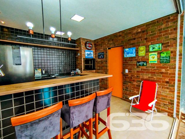 Descubra o privilégio de residir em uma casa meticulosamente planejada para proporcionar conforto, lazer e segurança em um dos bairros mais cobiçados de Balneário Barra do Sul, SC. Apresentamos este elegante sobrado, uma verdadeira joia arquitetônica localizada no tranquilo bairro Costeira. Este imóvel está distribuído em uma área construída de 115m², com 90m², garantindo a excelência e a conformidade de sua edificação.

Esta residência é composta por garagem coberta e descoberta, facilitando o acesso e oferecendo opções de estacionamento. Com dois dormitórios, incluindo uma suíte ampla, proporciona o conforto necessário para a sua família. Os ambientes são climatizados e incluem móveis planejados de alta qualidade, que permanecerão no imóvel, garantindo praticidade e beleza.

A área social é um convite ao aconchego, com uma sala de estar espaçosa que se estende até uma cozinha moderna e funcional. A cozinha, equipada com móveis sob medida. Adjacente a ela, uma varanda com redes oferece um espaço tranquilo para relaxar e desfrutar da brisa.

Para os amantes de entretenimento e lazer, o imóvel dispõe de uma área de festas com churrasqueira e uma cozinha gourmet integrada, ideal para receber amigos e familiares. Além disso, uma piscina privativa complementa o espaço externo, perfeito para desfrutar dos dias de sol.

A localização é estrategicamente planejada, com acesso fácil a vias principais, transporte público e serviços essenciais como escolas e centros comerciais, garantindo toda a comodidade necessária para o dia a dia.

Convidamos você a conhecer este espetacular sobrado em Balneário Barra do Sul. Ideal para quem busca uma vida com qualidade, segurança e muito estilo. Agende uma visita e sinta o potencial deste magnífico lar, pronto para criar novas histórias.
 
636 NEGÓCIOS IMOBILIÁRIOS: A SUA MELHOR ESCOLHA
Com mais de 30 anos de experiência, a 636 Negócios Imobiliários é sua parceira ideal para encontrar o imóvel perfeito. Estamos prontos para ajudá-lo a fazer deste imóvel o seu novo lar.
 
Telefone: (47) 3451-0636
WhatsApp: (47) 99190-0636
 
Não perca esta oportunidade única. Visite nosso site para mais informações: i636.com.br