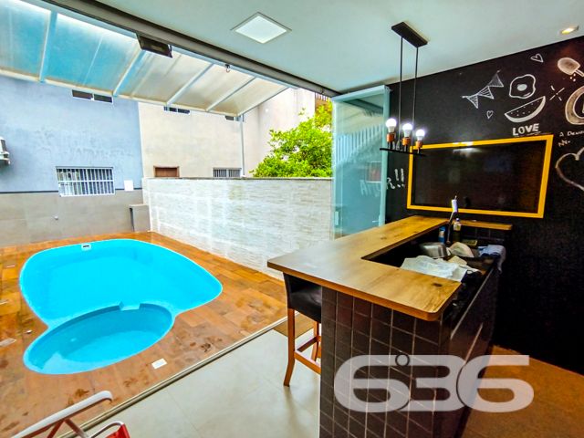 Descubra o privilégio de residir em uma casa meticulosamente planejada para proporcionar conforto, lazer e segurança em um dos bairros mais cobiçados de Balneário Barra do Sul, SC. Apresentamos este elegante sobrado, uma verdadeira joia arquitetônica localizada no tranquilo bairro Costeira. Este imóvel está distribuído em uma área construída de 115m², com 90m², garantindo a excelência e a conformidade de sua edificação.

Esta residência é composta por garagem coberta e descoberta, facilitando o acesso e oferecendo opções de estacionamento. Com dois dormitórios, incluindo uma suíte ampla, proporciona o conforto necessário para a sua família. Os ambientes são climatizados e incluem móveis planejados de alta qualidade, que permanecerão no imóvel, garantindo praticidade e beleza.

A área social é um convite ao aconchego, com uma sala de estar espaçosa que se estende até uma cozinha moderna e funcional. A cozinha, equipada com móveis sob medida. Adjacente a ela, uma varanda com redes oferece um espaço tranquilo para relaxar e desfrutar da brisa.

Para os amantes de entretenimento e lazer, o imóvel dispõe de uma área de festas com churrasqueira e uma cozinha gourmet integrada, ideal para receber amigos e familiares. Além disso, uma piscina privativa complementa o espaço externo, perfeito para desfrutar dos dias de sol.

A localização é estrategicamente planejada, com acesso fácil a vias principais, transporte público e serviços essenciais como escolas e centros comerciais, garantindo toda a comodidade necessária para o dia a dia.

Convidamos você a conhecer este espetacular sobrado em Balneário Barra do Sul. Ideal para quem busca uma vida com qualidade, segurança e muito estilo. Agende uma visita e sinta o potencial deste magnífico lar, pronto para criar novas histórias.
 
636 NEGÓCIOS IMOBILIÁRIOS: A SUA MELHOR ESCOLHA
Com mais de 30 anos de experiência, a 636 Negócios Imobiliários é sua parceira ideal para encontrar o imóvel perfeito. Estamos prontos para ajudá-lo a fazer deste imóvel o seu novo lar.
 
Telefone: (47) 3451-0636
WhatsApp: (47) 99190-0636
 
Não perca esta oportunidade única. Visite nosso site para mais informações: i636.com.br