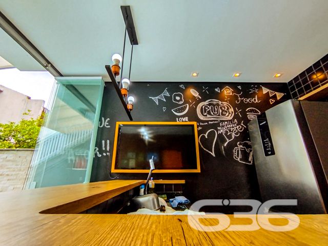 Descubra o privilégio de residir em uma casa meticulosamente planejada para proporcionar conforto, lazer e segurança em um dos bairros mais cobiçados de Balneário Barra do Sul, SC. Apresentamos este elegante sobrado, uma verdadeira joia arquitetônica localizada no tranquilo bairro Costeira. Este imóvel está distribuído em uma área construída de 115m², com 90m², garantindo a excelência e a conformidade de sua edificação.

Esta residência é composta por garagem coberta e descoberta, facilitando o acesso e oferecendo opções de estacionamento. Com dois dormitórios, incluindo uma suíte ampla, proporciona o conforto necessário para a sua família. Os ambientes são climatizados e incluem móveis planejados de alta qualidade, que permanecerão no imóvel, garantindo praticidade e beleza.

A área social é um convite ao aconchego, com uma sala de estar espaçosa que se estende até uma cozinha moderna e funcional. A cozinha, equipada com móveis sob medida. Adjacente a ela, uma varanda com redes oferece um espaço tranquilo para relaxar e desfrutar da brisa.

Para os amantes de entretenimento e lazer, o imóvel dispõe de uma área de festas com churrasqueira e uma cozinha gourmet integrada, ideal para receber amigos e familiares. Além disso, uma piscina privativa complementa o espaço externo, perfeito para desfrutar dos dias de sol.

A localização é estrategicamente planejada, com acesso fácil a vias principais, transporte público e serviços essenciais como escolas e centros comerciais, garantindo toda a comodidade necessária para o dia a dia.

Convidamos você a conhecer este espetacular sobrado em Balneário Barra do Sul. Ideal para quem busca uma vida com qualidade, segurança e muito estilo. Agende uma visita e sinta o potencial deste magnífico lar, pronto para criar novas histórias.
 
636 NEGÓCIOS IMOBILIÁRIOS: A SUA MELHOR ESCOLHA
Com mais de 30 anos de experiência, a 636 Negócios Imobiliários é sua parceira ideal para encontrar o imóvel perfeito. Estamos prontos para ajudá-lo a fazer deste imóvel o seu novo lar.
 
Telefone: (47) 3451-0636
WhatsApp: (47) 99190-0636
 
Não perca esta oportunidade única. Visite nosso site para mais informações: i636.com.br