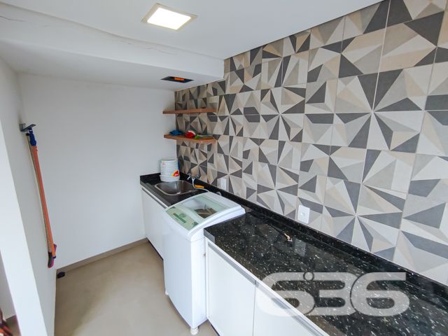 Descubra o privilégio de residir em uma casa meticulosamente planejada para proporcionar conforto, lazer e segurança em um dos bairros mais cobiçados de Balneário Barra do Sul, SC. Apresentamos este elegante sobrado, uma verdadeira joia arquitetônica localizada no tranquilo bairro Costeira. Este imóvel está distribuído em uma área construída de 115m², com 90m², garantindo a excelência e a conformidade de sua edificação.

Esta residência é composta por garagem coberta e descoberta, facilitando o acesso e oferecendo opções de estacionamento. Com dois dormitórios, incluindo uma suíte ampla, proporciona o conforto necessário para a sua família. Os ambientes são climatizados e incluem móveis planejados de alta qualidade, que permanecerão no imóvel, garantindo praticidade e beleza.

A área social é um convite ao aconchego, com uma sala de estar espaçosa que se estende até uma cozinha moderna e funcional. A cozinha, equipada com móveis sob medida. Adjacente a ela, uma varanda com redes oferece um espaço tranquilo para relaxar e desfrutar da brisa.

Para os amantes de entretenimento e lazer, o imóvel dispõe de uma área de festas com churrasqueira e uma cozinha gourmet integrada, ideal para receber amigos e familiares. Além disso, uma piscina privativa complementa o espaço externo, perfeito para desfrutar dos dias de sol.

A localização é estrategicamente planejada, com acesso fácil a vias principais, transporte público e serviços essenciais como escolas e centros comerciais, garantindo toda a comodidade necessária para o dia a dia.

Convidamos você a conhecer este espetacular sobrado em Balneário Barra do Sul. Ideal para quem busca uma vida com qualidade, segurança e muito estilo. Agende uma visita e sinta o potencial deste magnífico lar, pronto para criar novas histórias.
 
636 NEGÓCIOS IMOBILIÁRIOS: A SUA MELHOR ESCOLHA
Com mais de 30 anos de experiência, a 636 Negócios Imobiliários é sua parceira ideal para encontrar o imóvel perfeito. Estamos prontos para ajudá-lo a fazer deste imóvel o seu novo lar.
 
Telefone: (47) 3451-0636
WhatsApp: (47) 99190-0636
 
Não perca esta oportunidade única. Visite nosso site para mais informações: i636.com.br