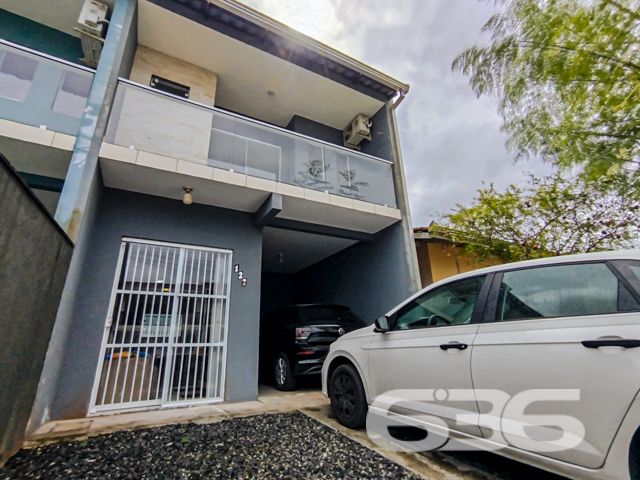 Descubra o privilégio de residir em uma casa meticulosamente planejada para proporcionar conforto, lazer e segurança em um dos bairros mais cobiçados de Balneário Barra do Sul, SC. Apresentamos este elegante sobrado, uma verdadeira joia arquitetônica localizada no tranquilo bairro Costeira. Este imóvel está distribuído em uma área construída de 115m², com 90m², garantindo a excelência e a conformidade de sua edificação.

Esta residência é composta por garagem coberta e descoberta, facilitando o acesso e oferecendo opções de estacionamento. Com dois dormitórios, incluindo uma suíte ampla, proporciona o conforto necessário para a sua família. Os ambientes são climatizados e incluem móveis planejados de alta qualidade, que permanecerão no imóvel, garantindo praticidade e beleza.

A área social é um convite ao aconchego, com uma sala de estar espaçosa que se estende até uma cozinha moderna e funcional. A cozinha, equipada com móveis sob medida. Adjacente a ela, uma varanda com redes oferece um espaço tranquilo para relaxar e desfrutar da brisa.

Para os amantes de entretenimento e lazer, o imóvel dispõe de uma área de festas com churrasqueira e uma cozinha gourmet integrada, ideal para receber amigos e familiares. Além disso, uma piscina privativa complementa o espaço externo, perfeito para desfrutar dos dias de sol.

A localização é estrategicamente planejada, com acesso fácil a vias principais, transporte público e serviços essenciais como escolas e centros comerciais, garantindo toda a comodidade necessária para o dia a dia.

Convidamos você a conhecer este espetacular sobrado em Balneário Barra do Sul. Ideal para quem busca uma vida com qualidade, segurança e muito estilo. Agende uma visita e sinta o potencial deste magnífico lar, pronto para criar novas histórias.
 
636 NEGÓCIOS IMOBILIÁRIOS: A SUA MELHOR ESCOLHA
Com mais de 30 anos de experiência, a 636 Negócios Imobiliários é sua parceira ideal para encontrar o imóvel perfeito. Estamos prontos para ajudá-lo a fazer deste imóvel o seu novo lar.
 
Telefone: (47) 3451-0636
WhatsApp: (47) 99190-0636
 
Não perca esta oportunidade única. Visite nosso site para mais informações: i636.com.br
