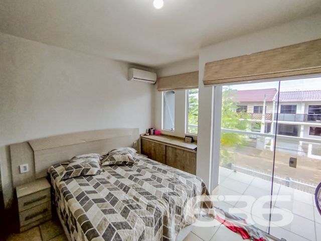 Descubra o privilégio de residir em uma casa meticulosamente planejada para proporcionar conforto, lazer e segurança em um dos bairros mais cobiçados de Balneário Barra do Sul, SC. Apresentamos este elegante sobrado, uma verdadeira joia arquitetônica localizada no tranquilo bairro Costeira. Este imóvel está distribuído em uma área construída de 115m², com 90m², garantindo a excelência e a conformidade de sua edificação.

Esta residência é composta por garagem coberta e descoberta, facilitando o acesso e oferecendo opções de estacionamento. Com dois dormitórios, incluindo uma suíte ampla, proporciona o conforto necessário para a sua família. Os ambientes são climatizados e incluem móveis planejados de alta qualidade, que permanecerão no imóvel, garantindo praticidade e beleza.

A área social é um convite ao aconchego, com uma sala de estar espaçosa que se estende até uma cozinha moderna e funcional. A cozinha, equipada com móveis sob medida. Adjacente a ela, uma varanda com redes oferece um espaço tranquilo para relaxar e desfrutar da brisa.

Para os amantes de entretenimento e lazer, o imóvel dispõe de uma área de festas com churrasqueira e uma cozinha gourmet integrada, ideal para receber amigos e familiares. Além disso, uma piscina privativa complementa o espaço externo, perfeito para desfrutar dos dias de sol.

A localização é estrategicamente planejada, com acesso fácil a vias principais, transporte público e serviços essenciais como escolas e centros comerciais, garantindo toda a comodidade necessária para o dia a dia.

Convidamos você a conhecer este espetacular sobrado em Balneário Barra do Sul. Ideal para quem busca uma vida com qualidade, segurança e muito estilo. Agende uma visita e sinta o potencial deste magnífico lar, pronto para criar novas histórias.
 
636 NEGÓCIOS IMOBILIÁRIOS: A SUA MELHOR ESCOLHA
Com mais de 30 anos de experiência, a 636 Negócios Imobiliários é sua parceira ideal para encontrar o imóvel perfeito. Estamos prontos para ajudá-lo a fazer deste imóvel o seu novo lar.
 
Telefone: (47) 3451-0636
WhatsApp: (47) 99190-0636
 
Não perca esta oportunidade única. Visite nosso site para mais informações: i636.com.br