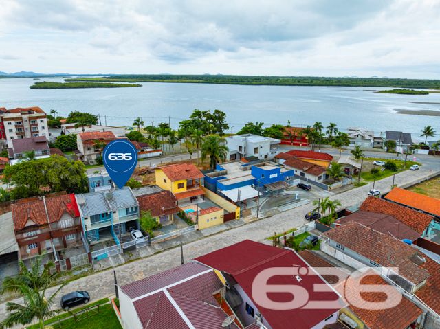 Descubra o privilégio de residir em uma casa meticulosamente planejada para proporcionar conforto, lazer e segurança em um dos bairros mais cobiçados de Balneário Barra do Sul, SC. Apresentamos este elegante sobrado, uma verdadeira joia arquitetônica localizada no tranquilo bairro Costeira. Este imóvel está distribuído em uma área construída de 115m², com 90m², garantindo a excelência e a conformidade de sua edificação.

Esta residência é composta por garagem coberta e descoberta, facilitando o acesso e oferecendo opções de estacionamento. Com dois dormitórios, incluindo uma suíte ampla, proporciona o conforto necessário para a sua família. Os ambientes são climatizados e incluem móveis planejados de alta qualidade, que permanecerão no imóvel, garantindo praticidade e beleza.

A área social é um convite ao aconchego, com uma sala de estar espaçosa que se estende até uma cozinha moderna e funcional. A cozinha, equipada com móveis sob medida. Adjacente a ela, uma varanda com redes oferece um espaço tranquilo para relaxar e desfrutar da brisa.

Para os amantes de entretenimento e lazer, o imóvel dispõe de uma área de festas com churrasqueira e uma cozinha gourmet integrada, ideal para receber amigos e familiares. Além disso, uma piscina privativa complementa o espaço externo, perfeito para desfrutar dos dias de sol.

A localização é estrategicamente planejada, com acesso fácil a vias principais, transporte público e serviços essenciais como escolas e centros comerciais, garantindo toda a comodidade necessária para o dia a dia.

Convidamos você a conhecer este espetacular sobrado em Balneário Barra do Sul. Ideal para quem busca uma vida com qualidade, segurança e muito estilo. Agende uma visita e sinta o potencial deste magnífico lar, pronto para criar novas histórias.
 
636 NEGÓCIOS IMOBILIÁRIOS: A SUA MELHOR ESCOLHA
Com mais de 30 anos de experiência, a 636 Negócios Imobiliários é sua parceira ideal para encontrar o imóvel perfeito. Estamos prontos para ajudá-lo a fazer deste imóvel o seu novo lar.
 
Telefone: (47) 3451-0636
WhatsApp: (47) 99190-0636
 
Não perca esta oportunidade única. Visite nosso site para mais informações: i636.com.br