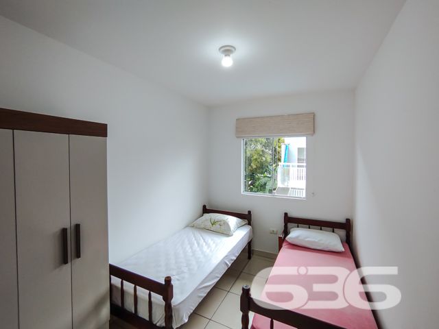 Descubra o privilégio de residir em uma casa meticulosamente planejada para proporcionar conforto, lazer e segurança em um dos bairros mais cobiçados de Balneário Barra do Sul, SC. Apresentamos este elegante sobrado, uma verdadeira joia arquitetônica localizada no tranquilo bairro Costeira. Este imóvel está distribuído em uma área construída de 115m², com 90m², garantindo a excelência e a conformidade de sua edificação.

Esta residência é composta por garagem coberta e descoberta, facilitando o acesso e oferecendo opções de estacionamento. Com dois dormitórios, incluindo uma suíte ampla, proporciona o conforto necessário para a sua família. Os ambientes são climatizados e incluem móveis planejados de alta qualidade, que permanecerão no imóvel, garantindo praticidade e beleza.

A área social é um convite ao aconchego, com uma sala de estar espaçosa que se estende até uma cozinha moderna e funcional. A cozinha, equipada com móveis sob medida. Adjacente a ela, uma varanda com redes oferece um espaço tranquilo para relaxar e desfrutar da brisa.

Para os amantes de entretenimento e lazer, o imóvel dispõe de uma área de festas com churrasqueira e uma cozinha gourmet integrada, ideal para receber amigos e familiares. Além disso, uma piscina privativa complementa o espaço externo, perfeito para desfrutar dos dias de sol.

A localização é estrategicamente planejada, com acesso fácil a vias principais, transporte público e serviços essenciais como escolas e centros comerciais, garantindo toda a comodidade necessária para o dia a dia.

Convidamos você a conhecer este espetacular sobrado em Balneário Barra do Sul. Ideal para quem busca uma vida com qualidade, segurança e muito estilo. Agende uma visita e sinta o potencial deste magnífico lar, pronto para criar novas histórias.
 
636 NEGÓCIOS IMOBILIÁRIOS: A SUA MELHOR ESCOLHA
Com mais de 30 anos de experiência, a 636 Negócios Imobiliários é sua parceira ideal para encontrar o imóvel perfeito. Estamos prontos para ajudá-lo a fazer deste imóvel o seu novo lar.
 
Telefone: (47) 3451-0636
WhatsApp: (47) 99190-0636
 
Não perca esta oportunidade única. Visite nosso site para mais informações: i636.com.br