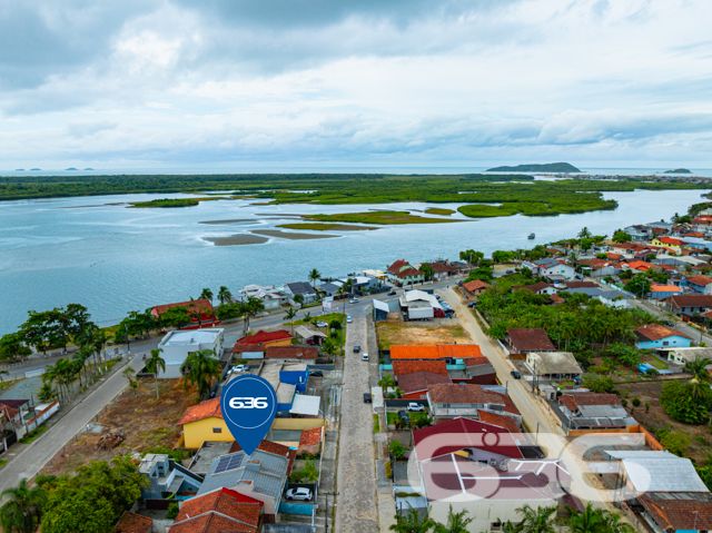 Descubra o privilégio de residir em uma casa meticulosamente planejada para proporcionar conforto, lazer e segurança em um dos bairros mais cobiçados de Balneário Barra do Sul, SC. Apresentamos este elegante sobrado, uma verdadeira joia arquitetônica localizada no tranquilo bairro Costeira. Este imóvel está distribuído em uma área construída de 115m², com 90m², garantindo a excelência e a conformidade de sua edificação.

Esta residência é composta por garagem coberta e descoberta, facilitando o acesso e oferecendo opções de estacionamento. Com dois dormitórios, incluindo uma suíte ampla, proporciona o conforto necessário para a sua família. Os ambientes são climatizados e incluem móveis planejados de alta qualidade, que permanecerão no imóvel, garantindo praticidade e beleza.

A área social é um convite ao aconchego, com uma sala de estar espaçosa que se estende até uma cozinha moderna e funcional. A cozinha, equipada com móveis sob medida. Adjacente a ela, uma varanda com redes oferece um espaço tranquilo para relaxar e desfrutar da brisa.

Para os amantes de entretenimento e lazer, o imóvel dispõe de uma área de festas com churrasqueira e uma cozinha gourmet integrada, ideal para receber amigos e familiares. Além disso, uma piscina privativa complementa o espaço externo, perfeito para desfrutar dos dias de sol.

A localização é estrategicamente planejada, com acesso fácil a vias principais, transporte público e serviços essenciais como escolas e centros comerciais, garantindo toda a comodidade necessária para o dia a dia.

Convidamos você a conhecer este espetacular sobrado em Balneário Barra do Sul. Ideal para quem busca uma vida com qualidade, segurança e muito estilo. Agende uma visita e sinta o potencial deste magnífico lar, pronto para criar novas histórias.
 
636 NEGÓCIOS IMOBILIÁRIOS: A SUA MELHOR ESCOLHA
Com mais de 30 anos de experiência, a 636 Negócios Imobiliários é sua parceira ideal para encontrar o imóvel perfeito. Estamos prontos para ajudá-lo a fazer deste imóvel o seu novo lar.
 
Telefone: (47) 3451-0636
WhatsApp: (47) 99190-0636
 
Não perca esta oportunidade única. Visite nosso site para mais informações: i636.com.br