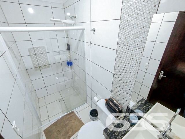 Descubra o privilégio de residir em uma casa meticulosamente planejada para proporcionar conforto, lazer e segurança em um dos bairros mais cobiçados de Balneário Barra do Sul, SC. Apresentamos este elegante sobrado, uma verdadeira joia arquitetônica localizada no tranquilo bairro Costeira. Este imóvel está distribuído em uma área construída de 115m², com 90m², garantindo a excelência e a conformidade de sua edificação.

Esta residência é composta por garagem coberta e descoberta, facilitando o acesso e oferecendo opções de estacionamento. Com dois dormitórios, incluindo uma suíte ampla, proporciona o conforto necessário para a sua família. Os ambientes são climatizados e incluem móveis planejados de alta qualidade, que permanecerão no imóvel, garantindo praticidade e beleza.

A área social é um convite ao aconchego, com uma sala de estar espaçosa que se estende até uma cozinha moderna e funcional. A cozinha, equipada com móveis sob medida. Adjacente a ela, uma varanda com redes oferece um espaço tranquilo para relaxar e desfrutar da brisa.

Para os amantes de entretenimento e lazer, o imóvel dispõe de uma área de festas com churrasqueira e uma cozinha gourmet integrada, ideal para receber amigos e familiares. Além disso, uma piscina privativa complementa o espaço externo, perfeito para desfrutar dos dias de sol.

A localização é estrategicamente planejada, com acesso fácil a vias principais, transporte público e serviços essenciais como escolas e centros comerciais, garantindo toda a comodidade necessária para o dia a dia.

Convidamos você a conhecer este espetacular sobrado em Balneário Barra do Sul. Ideal para quem busca uma vida com qualidade, segurança e muito estilo. Agende uma visita e sinta o potencial deste magnífico lar, pronto para criar novas histórias.
 
636 NEGÓCIOS IMOBILIÁRIOS: A SUA MELHOR ESCOLHA
Com mais de 30 anos de experiência, a 636 Negócios Imobiliários é sua parceira ideal para encontrar o imóvel perfeito. Estamos prontos para ajudá-lo a fazer deste imóvel o seu novo lar.
 
Telefone: (47) 3451-0636
WhatsApp: (47) 99190-0636
 
Não perca esta oportunidade única. Visite nosso site para mais informações: i636.com.br