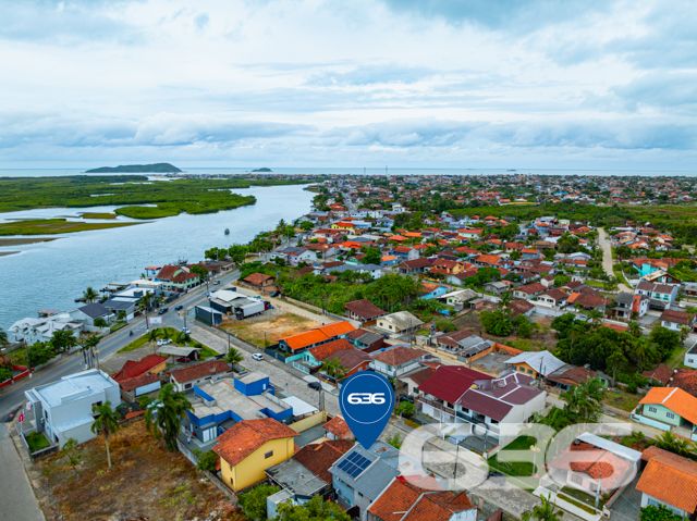Descubra o privilégio de residir em uma casa meticulosamente planejada para proporcionar conforto, lazer e segurança em um dos bairros mais cobiçados de Balneário Barra do Sul, SC. Apresentamos este elegante sobrado, uma verdadeira joia arquitetônica localizada no tranquilo bairro Costeira. Este imóvel está distribuído em uma área construída de 115m², com 90m², garantindo a excelência e a conformidade de sua edificação.

Esta residência é composta por garagem coberta e descoberta, facilitando o acesso e oferecendo opções de estacionamento. Com dois dormitórios, incluindo uma suíte ampla, proporciona o conforto necessário para a sua família. Os ambientes são climatizados e incluem móveis planejados de alta qualidade, que permanecerão no imóvel, garantindo praticidade e beleza.

A área social é um convite ao aconchego, com uma sala de estar espaçosa que se estende até uma cozinha moderna e funcional. A cozinha, equipada com móveis sob medida. Adjacente a ela, uma varanda com redes oferece um espaço tranquilo para relaxar e desfrutar da brisa.

Para os amantes de entretenimento e lazer, o imóvel dispõe de uma área de festas com churrasqueira e uma cozinha gourmet integrada, ideal para receber amigos e familiares. Além disso, uma piscina privativa complementa o espaço externo, perfeito para desfrutar dos dias de sol.

A localização é estrategicamente planejada, com acesso fácil a vias principais, transporte público e serviços essenciais como escolas e centros comerciais, garantindo toda a comodidade necessária para o dia a dia.

Convidamos você a conhecer este espetacular sobrado em Balneário Barra do Sul. Ideal para quem busca uma vida com qualidade, segurança e muito estilo. Agende uma visita e sinta o potencial deste magnífico lar, pronto para criar novas histórias.
 
636 NEGÓCIOS IMOBILIÁRIOS: A SUA MELHOR ESCOLHA
Com mais de 30 anos de experiência, a 636 Negócios Imobiliários é sua parceira ideal para encontrar o imóvel perfeito. Estamos prontos para ajudá-lo a fazer deste imóvel o seu novo lar.
 
Telefone: (47) 3451-0636
WhatsApp: (47) 99190-0636
 
Não perca esta oportunidade única. Visite nosso site para mais informações: i636.com.br