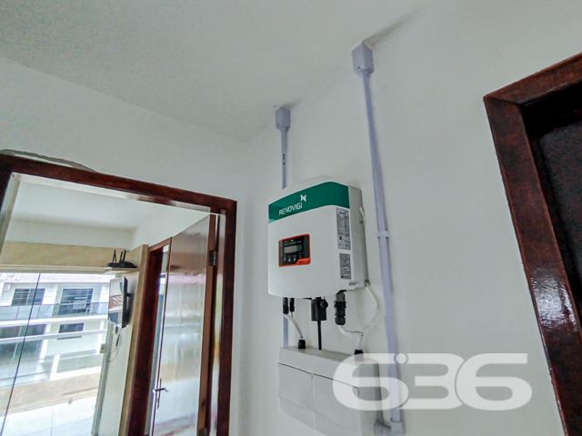 Descubra o privilégio de residir em uma casa meticulosamente planejada para proporcionar conforto, lazer e segurança em um dos bairros mais cobiçados de Balneário Barra do Sul, SC. Apresentamos este elegante sobrado, uma verdadeira joia arquitetônica localizada no tranquilo bairro Costeira. Este imóvel está distribuído em uma área construída de 115m², com 90m², garantindo a excelência e a conformidade de sua edificação.

Esta residência é composta por garagem coberta e descoberta, facilitando o acesso e oferecendo opções de estacionamento. Com dois dormitórios, incluindo uma suíte ampla, proporciona o conforto necessário para a sua família. Os ambientes são climatizados e incluem móveis planejados de alta qualidade, que permanecerão no imóvel, garantindo praticidade e beleza.

A área social é um convite ao aconchego, com uma sala de estar espaçosa que se estende até uma cozinha moderna e funcional. A cozinha, equipada com móveis sob medida. Adjacente a ela, uma varanda com redes oferece um espaço tranquilo para relaxar e desfrutar da brisa.

Para os amantes de entretenimento e lazer, o imóvel dispõe de uma área de festas com churrasqueira e uma cozinha gourmet integrada, ideal para receber amigos e familiares. Além disso, uma piscina privativa complementa o espaço externo, perfeito para desfrutar dos dias de sol.

A localização é estrategicamente planejada, com acesso fácil a vias principais, transporte público e serviços essenciais como escolas e centros comerciais, garantindo toda a comodidade necessária para o dia a dia.

Convidamos você a conhecer este espetacular sobrado em Balneário Barra do Sul. Ideal para quem busca uma vida com qualidade, segurança e muito estilo. Agende uma visita e sinta o potencial deste magnífico lar, pronto para criar novas histórias.
 
636 NEGÓCIOS IMOBILIÁRIOS: A SUA MELHOR ESCOLHA
Com mais de 30 anos de experiência, a 636 Negócios Imobiliários é sua parceira ideal para encontrar o imóvel perfeito. Estamos prontos para ajudá-lo a fazer deste imóvel o seu novo lar.
 
Telefone: (47) 3451-0636
WhatsApp: (47) 99190-0636
 
Não perca esta oportunidade única. Visite nosso site para mais informações: i636.com.br