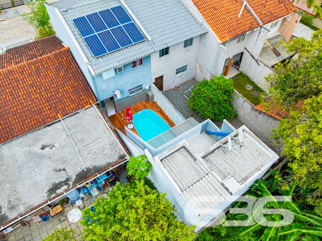 Descubra o privilégio de residir em uma casa meticulosamente planejada para proporcionar conforto, lazer e segurança em um dos bairros mais cobiçados de Balneário Barra do Sul, SC. Apresentamos este elegante sobrado, uma verdadeira joia arquitetônica localizada no tranquilo bairro Costeira. Este imóvel está distribuído em uma área construída de 115m², com 90m², garantindo a excelência e a conformidade de sua edificação.

Esta residência é composta por garagem coberta e descoberta, facilitando o acesso e oferecendo opções de estacionamento. Com dois dormitórios, incluindo uma suíte ampla, proporciona o conforto necessário para a sua família. Os ambientes são climatizados e incluem móveis planejados de alta qualidade, que permanecerão no imóvel, garantindo praticidade e beleza.

A área social é um convite ao aconchego, com uma sala de estar espaçosa que se estende até uma cozinha moderna e funcional. A cozinha, equipada com móveis sob medida. Adjacente a ela, uma varanda com redes oferece um espaço tranquilo para relaxar e desfrutar da brisa.

Para os amantes de entretenimento e lazer, o imóvel dispõe de uma área de festas com churrasqueira e uma cozinha gourmet integrada, ideal para receber amigos e familiares. Além disso, uma piscina privativa complementa o espaço externo, perfeito para desfrutar dos dias de sol.

A localização é estrategicamente planejada, com acesso fácil a vias principais, transporte público e serviços essenciais como escolas e centros comerciais, garantindo toda a comodidade necessária para o dia a dia.

Convidamos você a conhecer este espetacular sobrado em Balneário Barra do Sul. Ideal para quem busca uma vida com qualidade, segurança e muito estilo. Agende uma visita e sinta o potencial deste magnífico lar, pronto para criar novas histórias.
 
636 NEGÓCIOS IMOBILIÁRIOS: A SUA MELHOR ESCOLHA
Com mais de 30 anos de experiência, a 636 Negócios Imobiliários é sua parceira ideal para encontrar o imóvel perfeito. Estamos prontos para ajudá-lo a fazer deste imóvel o seu novo lar.
 
Telefone: (47) 3451-0636
WhatsApp: (47) 99190-0636
 
Não perca esta oportunidade única. Visite nosso site para mais informações: i636.com.br