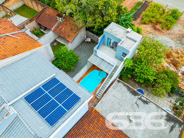 Descubra o privilégio de residir em uma casa meticulosamente planejada para proporcionar conforto, lazer e segurança em um dos bairros mais cobiçados de Balneário Barra do Sul, SC. Apresentamos este elegante sobrado, uma verdadeira joia arquitetônica localizada no tranquilo bairro Costeira. Este imóvel está distribuído em uma área construída de 115m², com 90m², garantindo a excelência e a conformidade de sua edificação.

Esta residência é composta por garagem coberta e descoberta, facilitando o acesso e oferecendo opções de estacionamento. Com dois dormitórios, incluindo uma suíte ampla, proporciona o conforto necessário para a sua família. Os ambientes são climatizados e incluem móveis planejados de alta qualidade, que permanecerão no imóvel, garantindo praticidade e beleza.

A área social é um convite ao aconchego, com uma sala de estar espaçosa que se estende até uma cozinha moderna e funcional. A cozinha, equipada com móveis sob medida. Adjacente a ela, uma varanda com redes oferece um espaço tranquilo para relaxar e desfrutar da brisa.

Para os amantes de entretenimento e lazer, o imóvel dispõe de uma área de festas com churrasqueira e uma cozinha gourmet integrada, ideal para receber amigos e familiares. Além disso, uma piscina privativa complementa o espaço externo, perfeito para desfrutar dos dias de sol.

A localização é estrategicamente planejada, com acesso fácil a vias principais, transporte público e serviços essenciais como escolas e centros comerciais, garantindo toda a comodidade necessária para o dia a dia.

Convidamos você a conhecer este espetacular sobrado em Balneário Barra do Sul. Ideal para quem busca uma vida com qualidade, segurança e muito estilo. Agende uma visita e sinta o potencial deste magnífico lar, pronto para criar novas histórias.
 
636 NEGÓCIOS IMOBILIÁRIOS: A SUA MELHOR ESCOLHA
Com mais de 30 anos de experiência, a 636 Negócios Imobiliários é sua parceira ideal para encontrar o imóvel perfeito. Estamos prontos para ajudá-lo a fazer deste imóvel o seu novo lar.
 
Telefone: (47) 3451-0636
WhatsApp: (47) 99190-0636
 
Não perca esta oportunidade única. Visite nosso site para mais informações: i636.com.br