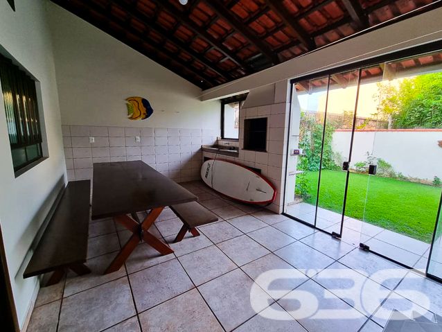 VENHA MORAR COM MAIS QUALIDADE DE VIDA NA PRAINHA!
Não perca essa chance! Seja bem-vindo à sua nova residência, localizada na primeira quadra da deslumbrante Prainha em São Francisco do Sul. Essa é uma oportunidade única de viver em um lugar privilegiado, com uma localização excepcional e uma casa em ótimo estado de conservação.
Ao adentrar o sobrado, você será recebido por ambientes amplos e bem distribuídos. A suíte principal e mais três dormitórios oferecem conforto e privacidade para toda a família. A sacada proporciona uma vista encantadora, onde você poderá desfrutar momentos de relaxamento e contemplação.
A copa e cozinha conjugada são perfeitas para reunir a família e os amigos em torno de deliciosas refeições. As salas de estar e jantar, bem iluminadas, são ideais para receber visitas e desfrutar de momentos especiais.
A casa ainda conta com uma sala íntima, perfeita para momentos de descontração e lazer em família, além de dois banheiros, área de serviço e um jardim encantador.
A área de festas com churrasqueira é o lugar perfeito para celebrar momentos especiais com amigos e familiares. E, para sua comodidade, o imóvel possui uma garagem coberta para dois carros e duas vagas descobertas.
Com uma área total de 215,58m², totalmente averbada, essa casa é o seu refúgio particular em um dos destinos mais desejados de Santa Catarina. A proximidade com uma das melhores praias do estado é um dos grandes destaques dessa propriedade.
Agende agora mesmo uma visita e encante-se com essa oferta imperdível.
Fale conosco e saiba mais:
Telefone: (47) 3451-0636
WhatsApp: (47) 99190-0636
Imobiliária 636.